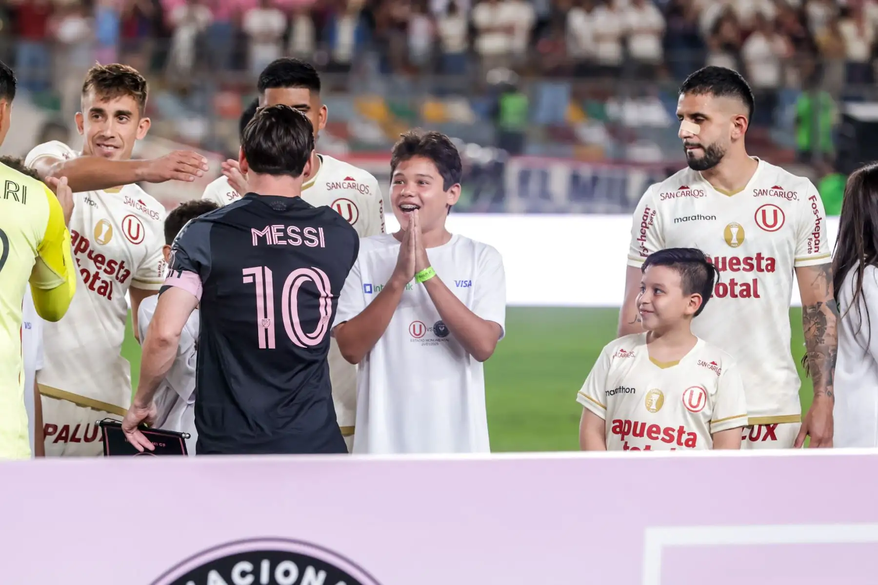 Universitario e Inter de Miami igualan sin goles en el Estadio Monumental en un partido táctico e intenso. La U se muestra sólida en defensa, cerrando espacios y neutralizando a Lionel Messi con una marca férrea. Aunque ambos equipos buscan romper la paridad, el orden defensivo crema mantiene el empate. Foto: ANDINA/Luis Iparraguirre