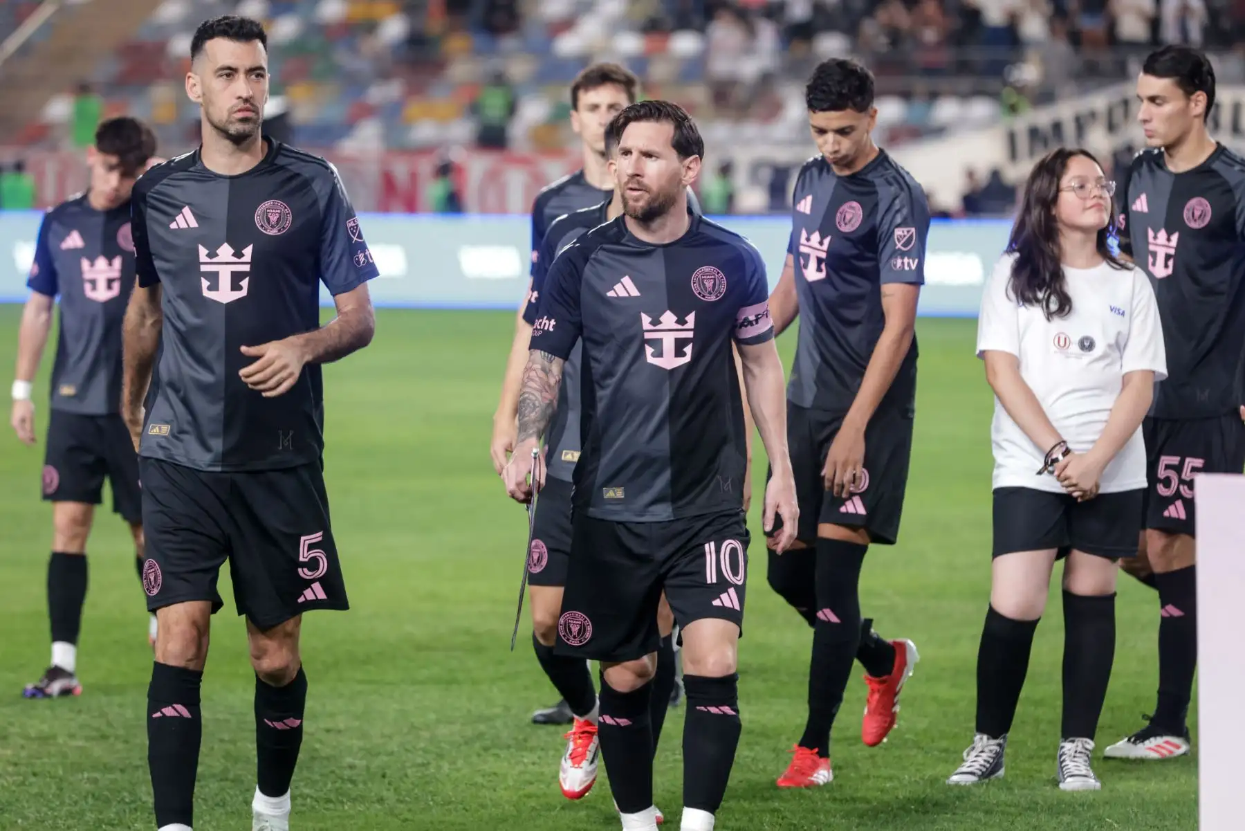 Universitario e Inter de Miami igualan sin goles en el Estadio Monumental en un partido táctico e intenso. La U se muestra sólida en defensa, cerrando espacios y neutralizando a Lionel Messi con una marca férrea. Aunque ambos equipos buscan romper la paridad, el orden defensivo crema mantiene el empate. Foto: ANDINA/Luis Iparraguirre