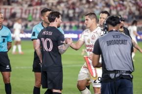 Universitario e Inter de Miami igualan sin goles en el Estadio Monumental en un partido táctico e intenso. La U se muestra sólida en defensa, cerrando espacios y neutralizando a Lionel Messi con una marca férrea. Aunque ambos equipos buscan romper la paridad, el orden defensivo crema mantiene el empate. Foto: ANDINA/Luis Iparraguirre