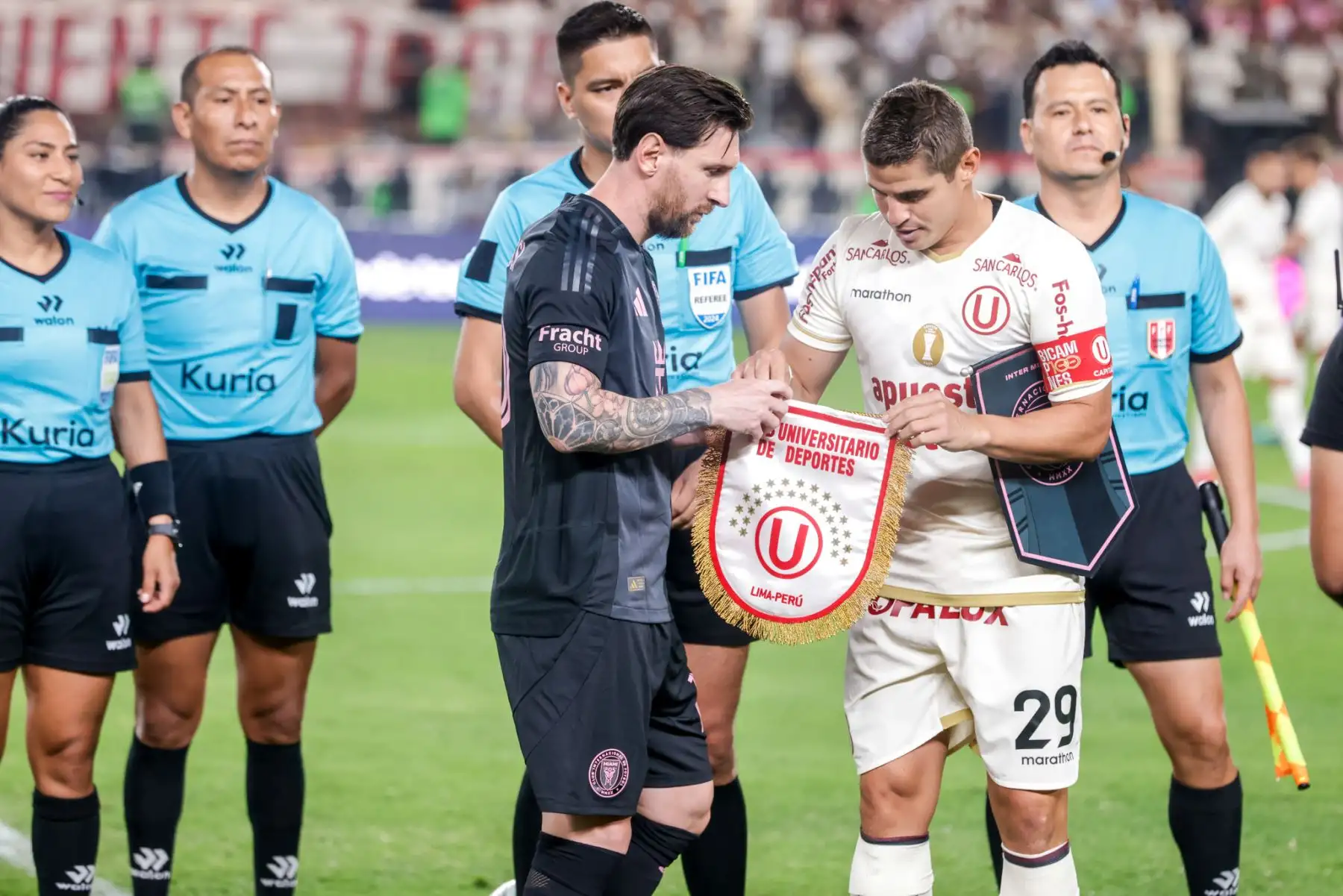 Universitario e Inter de Miami igualan sin goles en el Estadio Monumental en un partido táctico e intenso. La U se muestra sólida en defensa, cerrando espacios y neutralizando a Lionel Messi con una marca férrea. Aunque ambos equipos buscan romper la paridad, el orden defensivo crema mantiene el empate. Foto: ANDINA/Luis Iparraguirre