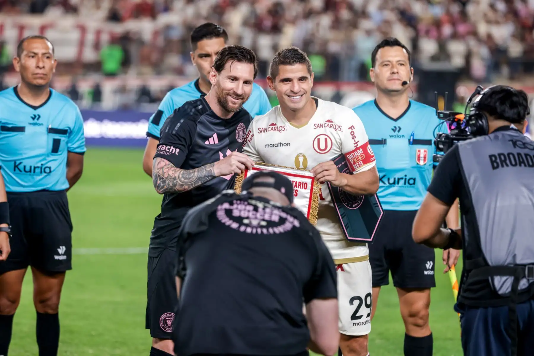 Universitario e Inter de Miami igualan sin goles en el Estadio Monumental en un partido táctico e intenso. La U se muestra sólida en defensa, cerrando espacios y neutralizando a Lionel Messi con una marca férrea. Aunque ambos equipos buscan romper la paridad, el orden defensivo crema mantiene el empate. Foto: ANDINA/Luis Iparraguirre