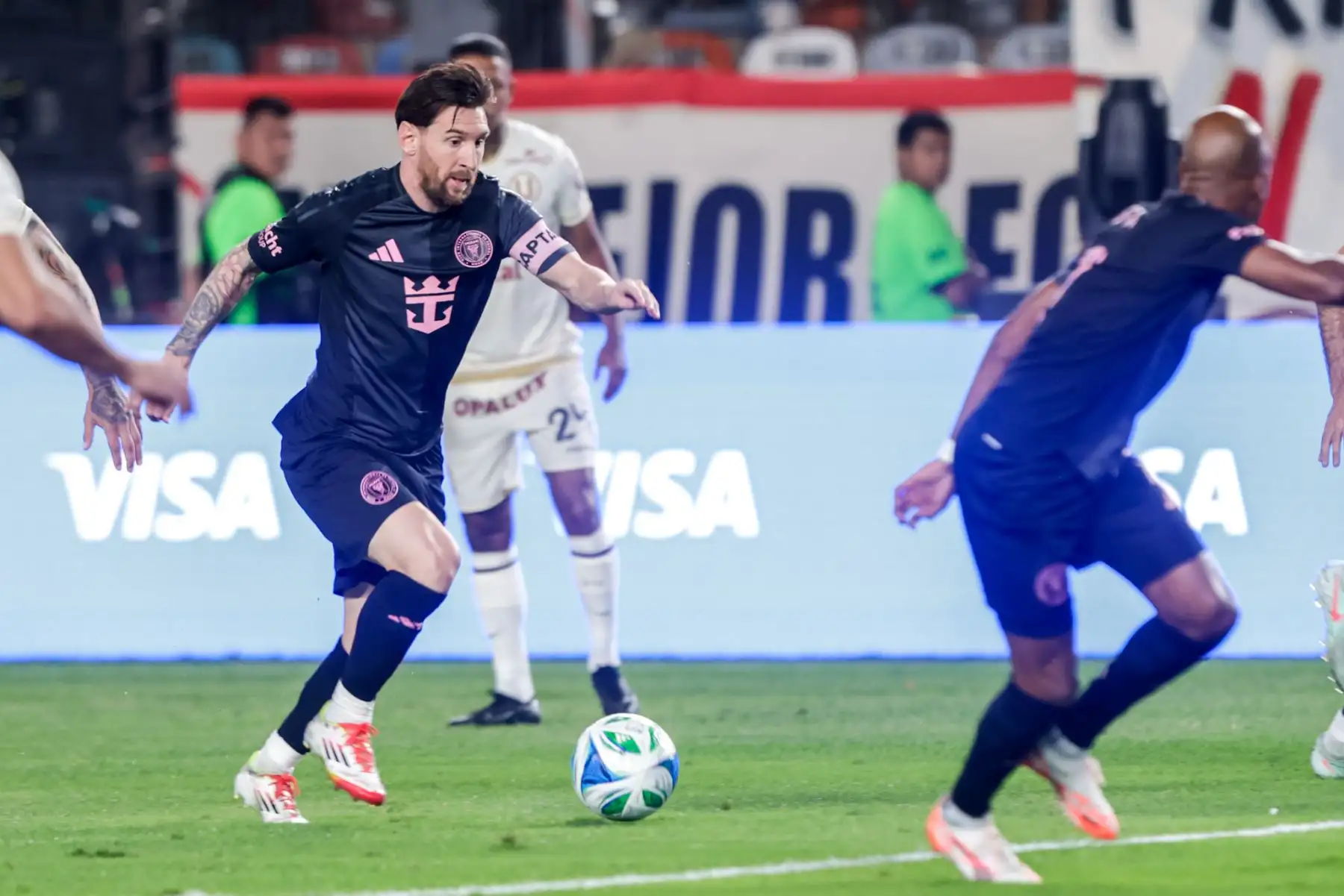 Universitario e Inter de Miami igualan sin goles en el Estadio Monumental en un partido táctico e intenso. La U se muestra sólida en defensa, cerrando espacios y neutralizando a Lionel Messi con una marca férrea. Aunque ambos equipos buscan romper la paridad, el orden defensivo crema mantiene el empate. Foto: ANDINA/Luis Iparraguirre