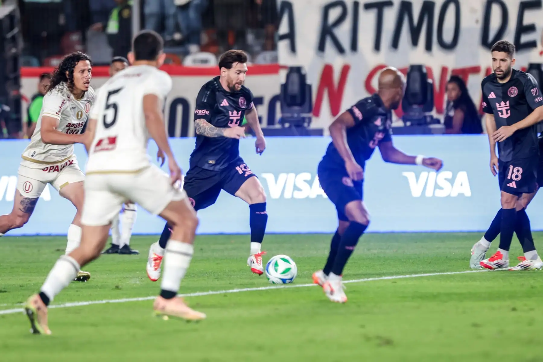 Universitario e Inter de Miami igualan sin goles en el Estadio Monumental en un partido táctico e intenso. La U se muestra sólida en defensa, cerrando espacios y neutralizando a Lionel Messi con una marca férrea. Aunque ambos equipos buscan romper la paridad, el orden defensivo crema mantiene el empate. Foto: ANDINA/Luis Iparraguirre