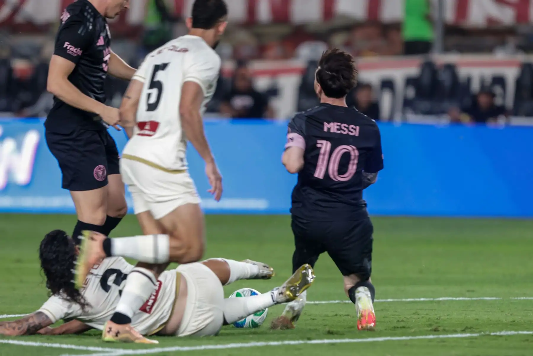 Universitario e Inter de Miami igualan sin goles en el Estadio Monumental en un partido táctico e intenso. La U se muestra sólida en defensa, cerrando espacios y neutralizando a Lionel Messi con una marca férrea. Aunque ambos equipos buscan romper la paridad, el orden defensivo crema mantiene el empate. Foto: ANDINA/Luis Iparraguirre
