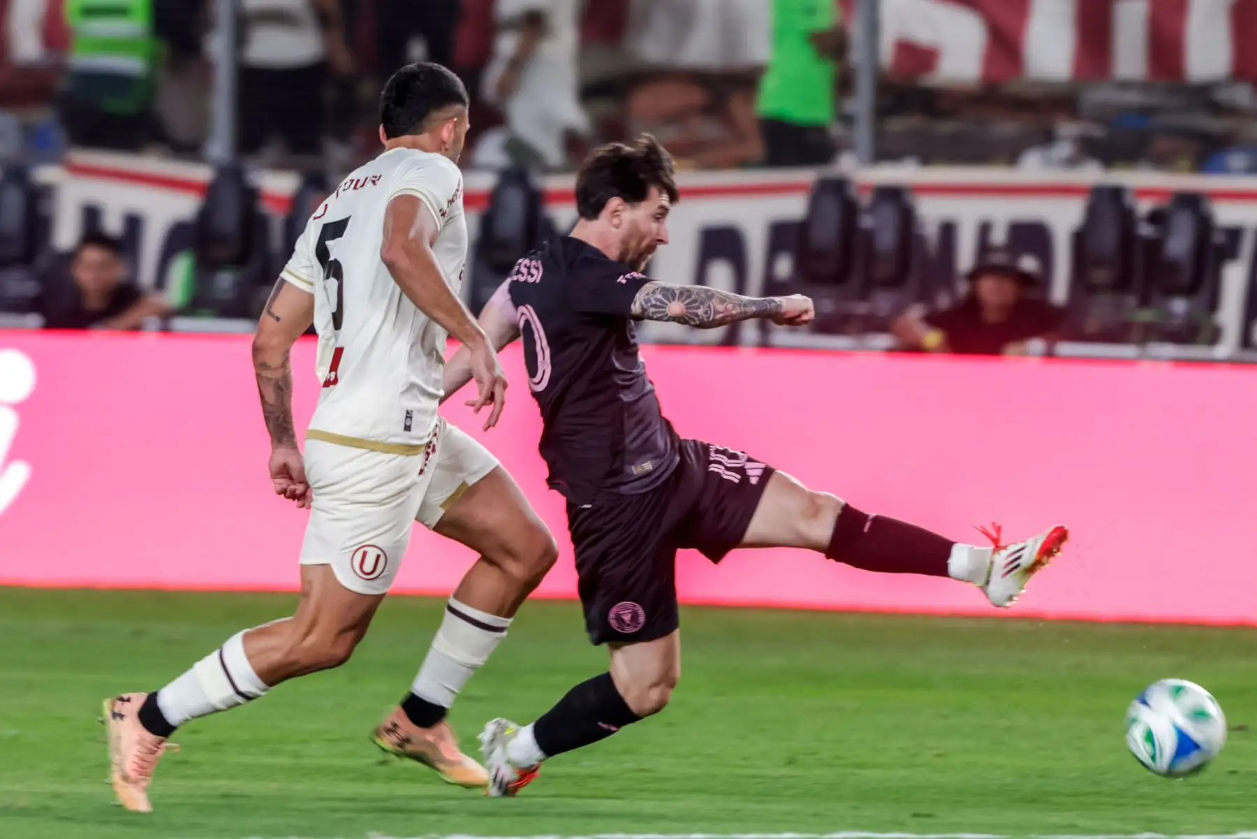Universitario e Inter de Miami igualan sin goles en el Estadio Monumental en un partido táctico e intenso. La U se muestra sólida en defensa, cerrando espacios y neutralizando a Lionel Messi con una marca férrea. Aunque ambos equipos buscan romper la paridad, el orden defensivo crema mantiene el empate. Foto: ANDINA/Luis Iparraguirre