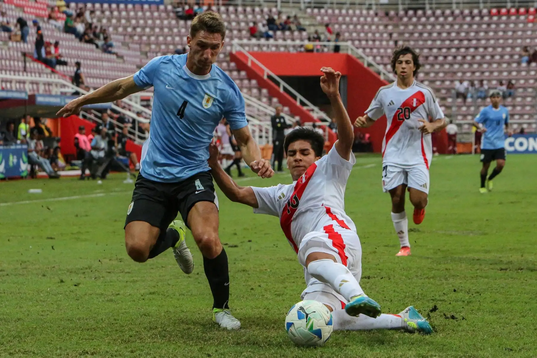 Lucas Agazzi, de Uruguay, disputa un balón con Fabrizio Lora, del Perú, este miércoles, en un partido del Grupo A del Campeonato Sudamericano Sub-20 en el estadio Metropolitano de Lara, en Venezuela. Foto: EFE