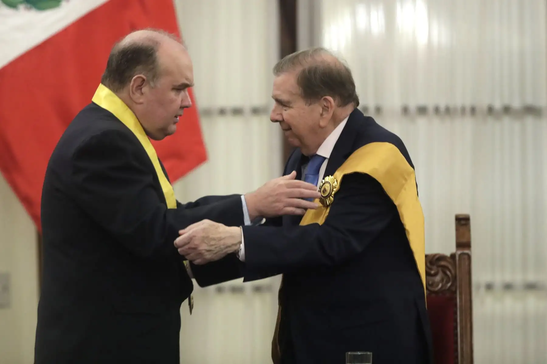 El alcalde de Lima, Rafael López Aliaga, entregó la Llave de la Ciudad y la Orden al Mérito en el Grado de Gran Cruz al presidente electo de Venezuela, Edmundo González Urrutia. La ceremonia se llevó a cabo en el Palacio Municipal, ubicado en la Plaza de Armas.
Foto: ANDINA/Eddy Ramos