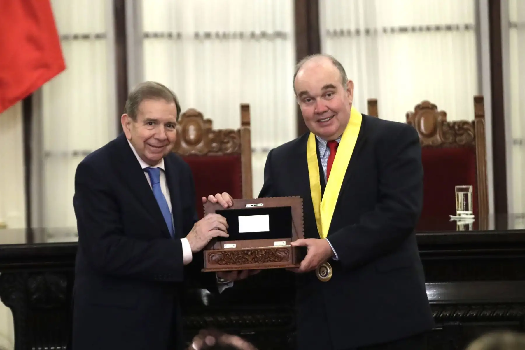 El alcalde de Lima, Rafael López Aliaga, entregó la Llave de la Ciudad y la Orden al Mérito en el Grado de Gran Cruz al presidente electo de Venezuela, Edmundo González Urrutia. La ceremonia se llevó a cabo en el Palacio Municipal, ubicado en la Plaza de Armas.
Foto: ANDINA/Eddy Ramos