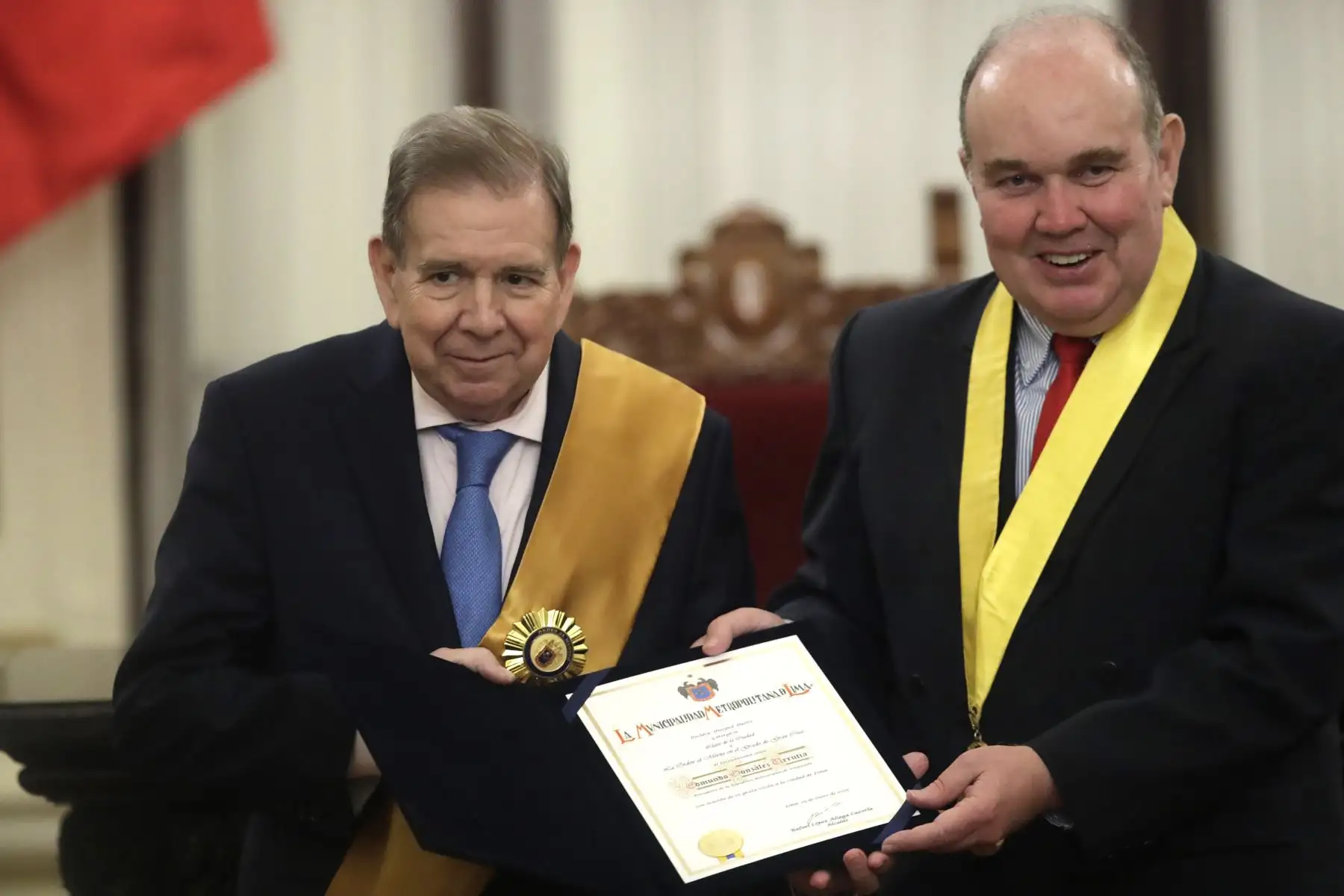 El alcalde de Lima, Rafael López Aliaga, entregó la Llave de la Ciudad y la Orden al Mérito en el Grado de Gran Cruz al presidente electo de Venezuela, Edmundo González Urrutia. La ceremonia se llevó a cabo en el Palacio Municipal, ubicado en la Plaza de Armas.
Foto: ANDINA/Eddy Ramos