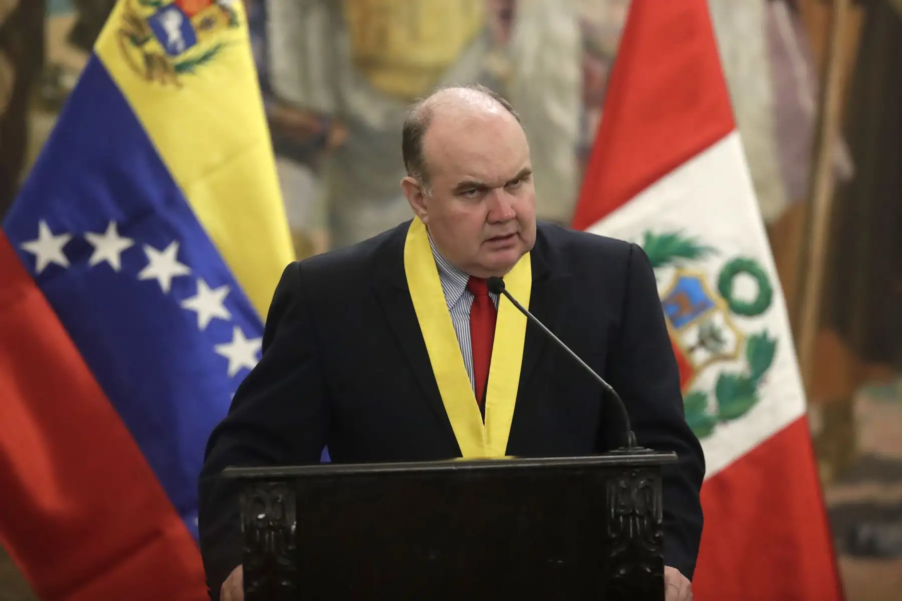 El alcalde de Lima, Rafael López Aliaga, entregó la Llave de la Ciudad y la Orden al Mérito en el Grado de Gran Cruz al presidente electo de Venezuela, Edmundo González Urrutia. La ceremonia se llevó a cabo en el Palacio Municipal, ubicado en la Plaza de Armas.
Foto: ANDINA/Eddy Ramos