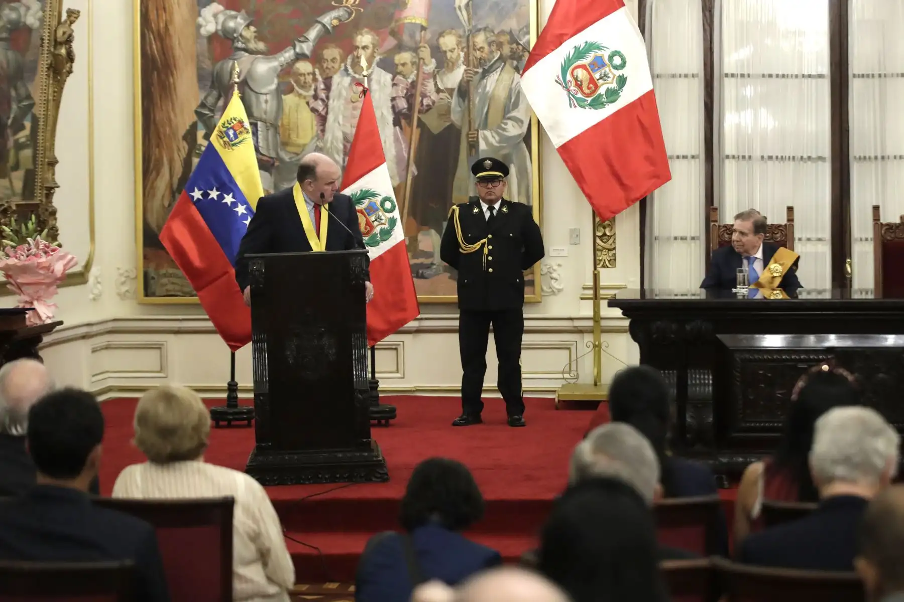 El alcalde de Lima, Rafael López Aliaga, entregó la Llave de la Ciudad y la Orden al Mérito en el Grado de Gran Cruz al presidente electo de Venezuela, Edmundo González Urrutia. La ceremonia se llevó a cabo en el Palacio Municipal, ubicado en la Plaza de Armas.
Foto: ANDINA/Eddy Ramos