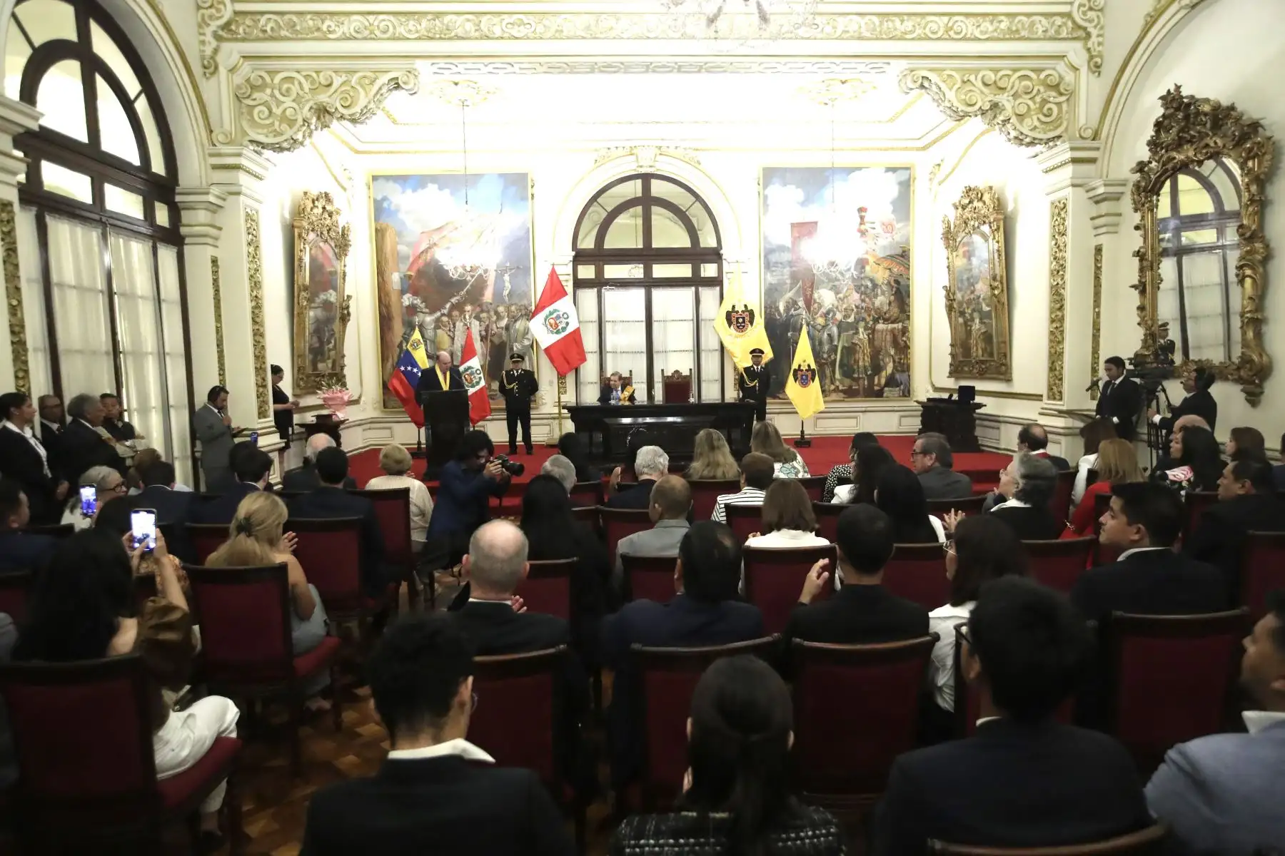 El alcalde de Lima, Rafael López Aliaga, entregó la Llave de la Ciudad y la Orden al Mérito en el Grado de Gran Cruz al presidente electo de Venezuela, Edmundo González Urrutia. La ceremonia se llevó a cabo en el Palacio Municipal, ubicado en la Plaza de Armas.
Foto: ANDINA/Eddy Ramos