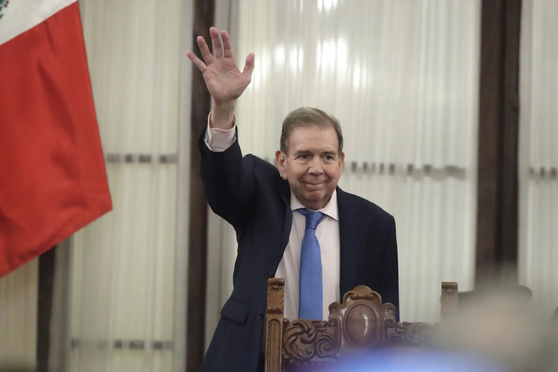 El alcalde de Lima, Rafael López Aliaga, entregó la Llave de la Ciudad y la Orden al Mérito en el Grado de Gran Cruz al presidente electo de Venezuela, Edmundo González Urrutia. La ceremonia se llevó a cabo en el Palacio Municipal, ubicado en la Plaza de Armas.
Foto: ANDINA/Eddy Ramos