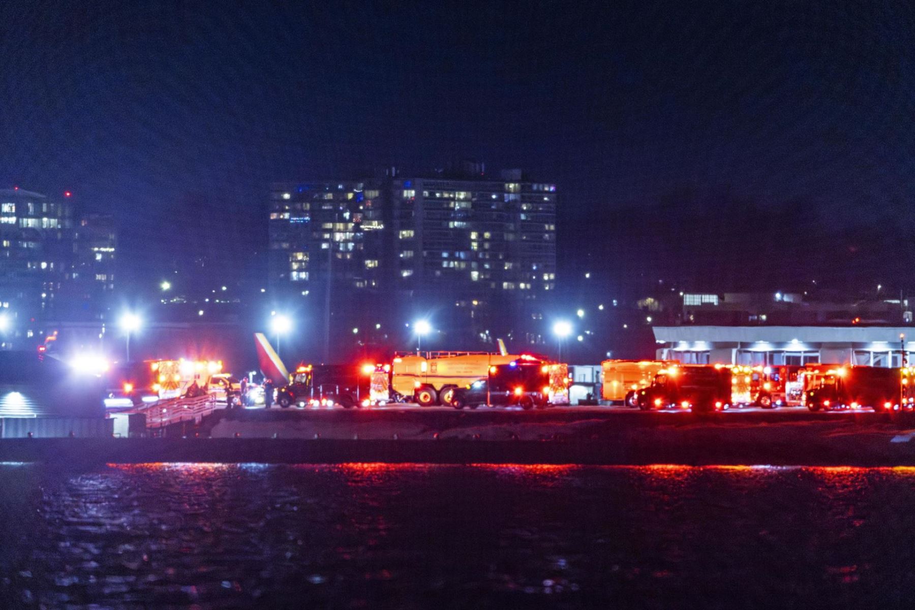 Los equipos de rescate se reúnen para responder a un accidente aéreo en el río Potomac, cerca del aeropuerto nacional Ronald Reagan en Washington, DC, EE.UU., el 29 de enero de 2025. Foto: EFE