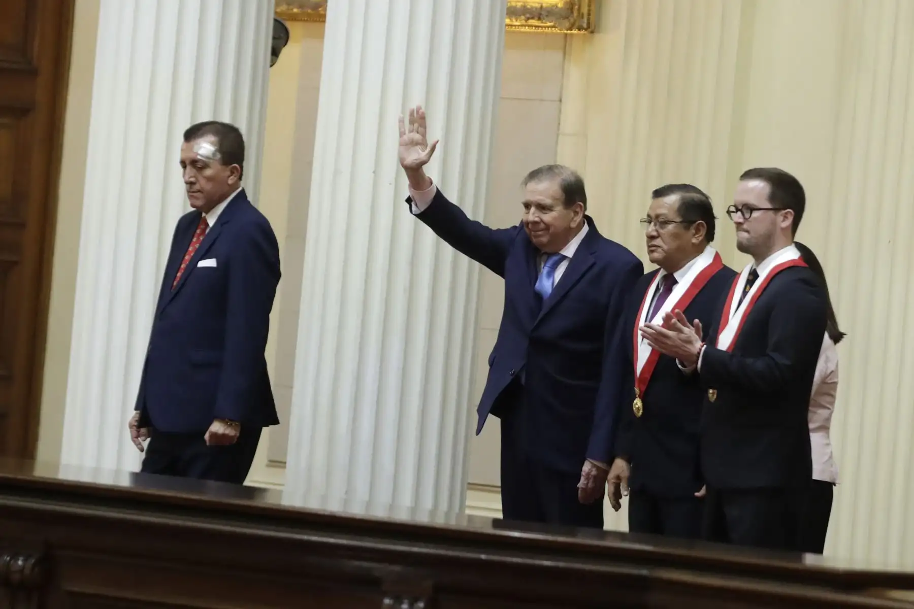 El presidente del Congreso, Eduardo Salhuana, otorga la medalla de honor en el grado de Gran Cruz al presidente electo de Venezuela, Edmundo González Urrutia.
Foto: Andina/Eddy Ramos