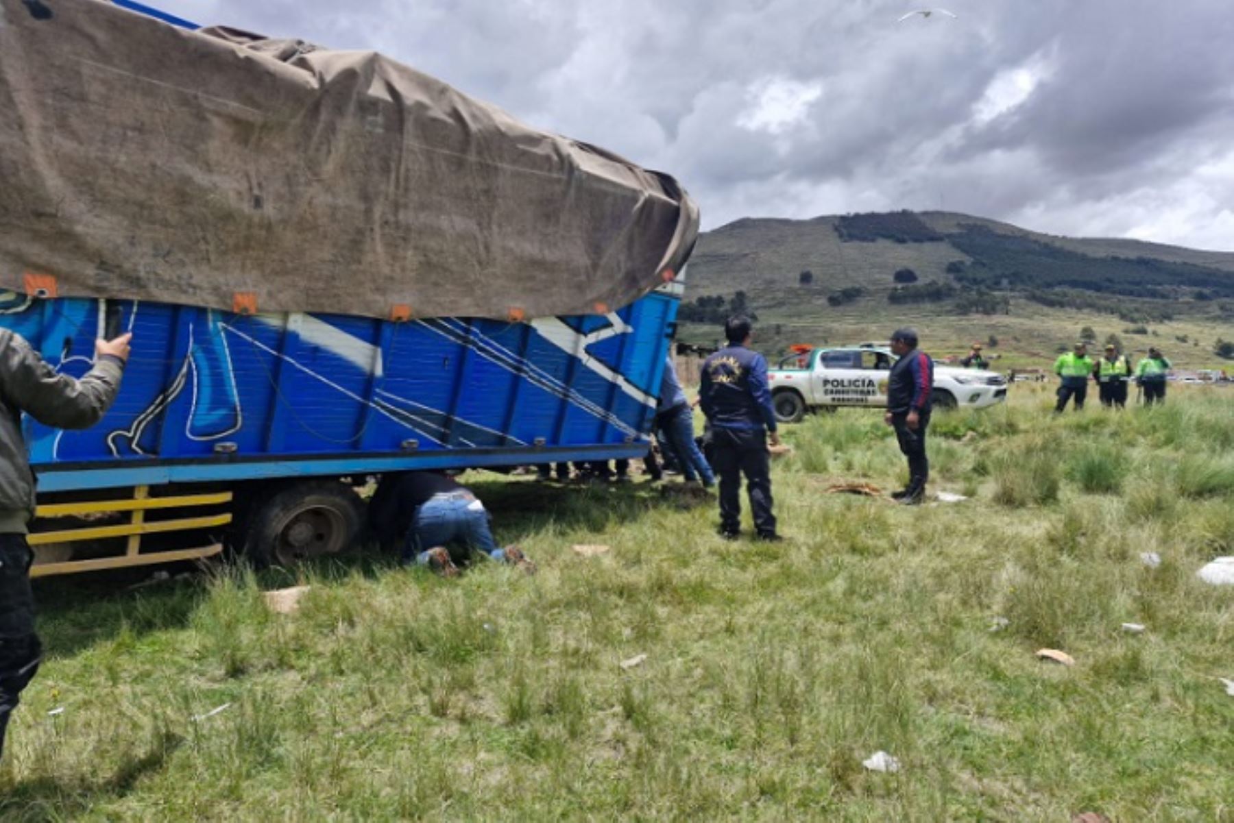 En la intervención, las fuerzas del orden incautaron un camión azul, de placa Z2L-863, con mercadería ilegal procedente de Bolivia.