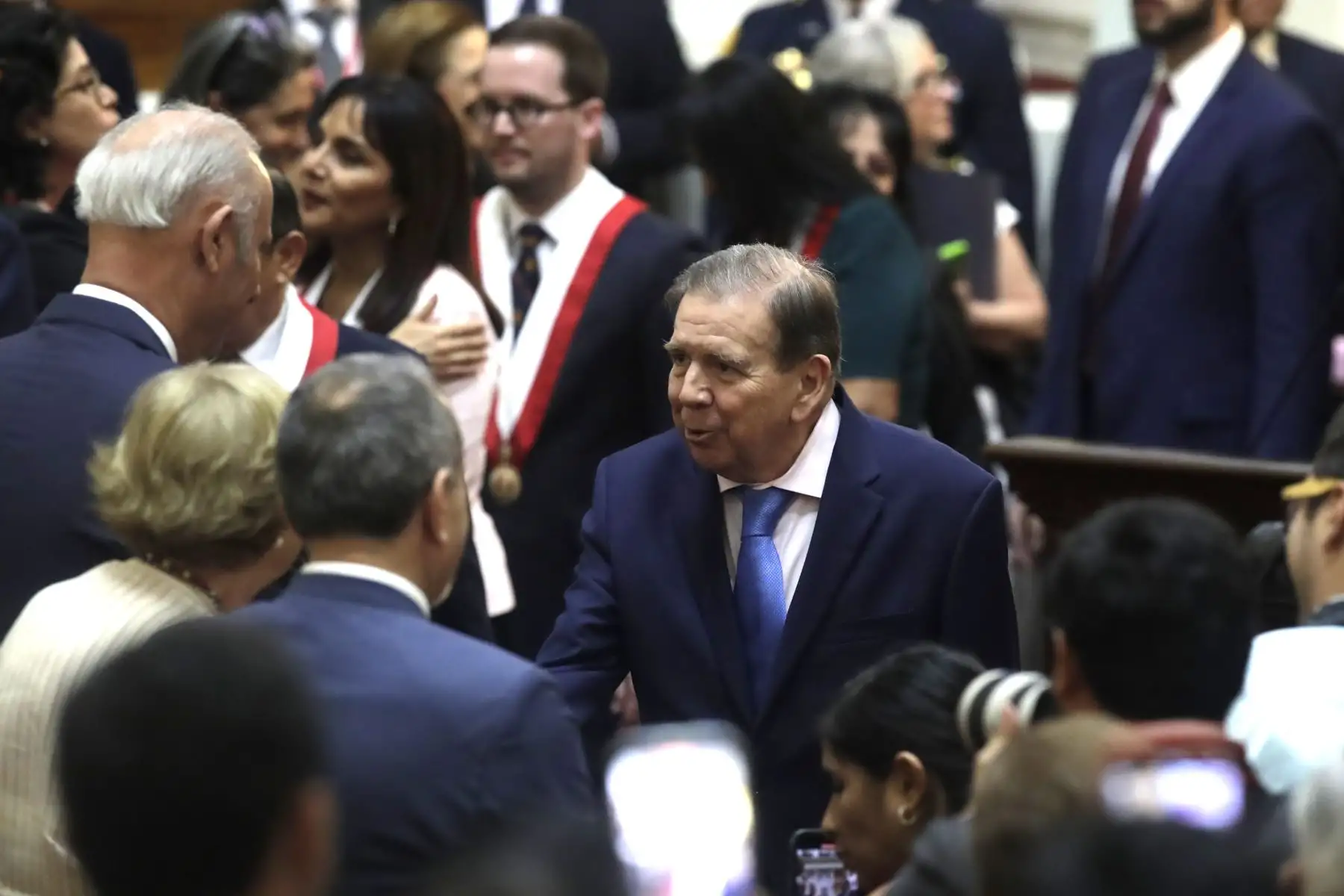 El presidente del Congreso, Eduardo Salhuana, otorga la medalla de honor en el grado de Gran Cruz al presidente electo de Venezuela, Edmundo González Urrutia.
Foto: Andina/Eddy Ramos