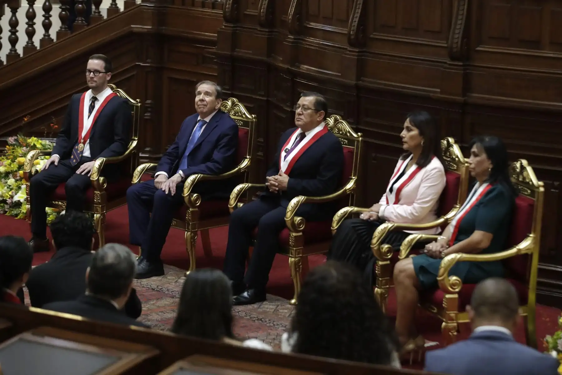 El presidente del Congreso, Eduardo Salhuana, otorga la medalla de honor en el grado de Gran Cruz al presidente electo de Venezuela, Edmundo González Urrutia.
Foto: Andina/Eddy Ramos