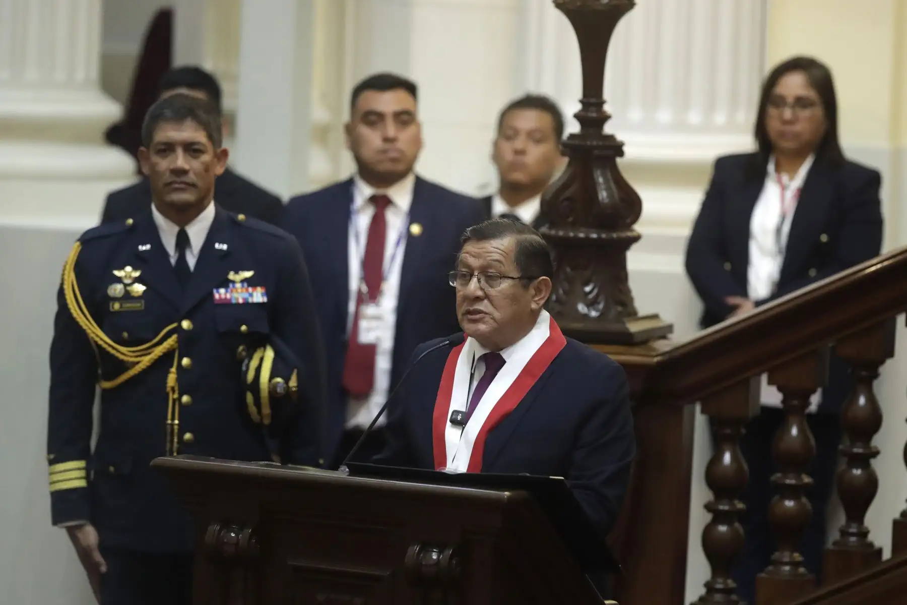 El presidente del Congreso, Eduardo Salhuana, otorga la medalla de honor en el grado de Gran Cruz al presidente electo de Venezuela, Edmundo González Urrutia.
Foto: Andina/Eddy Ramos