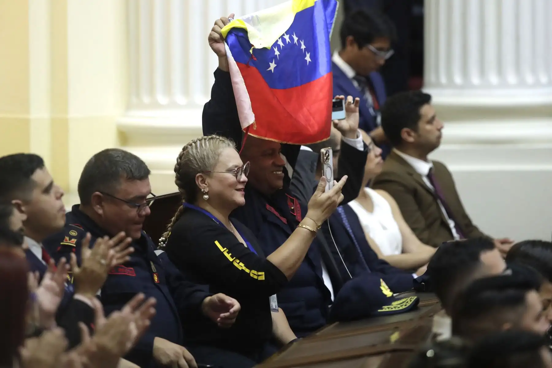 El presidente del Congreso, Eduardo Salhuana, otorga la medalla de honor en el grado de Gran Cruz al presidente electo de Venezuela, Edmundo González Urrutia.
Foto: Andina/Eddy Ramos
