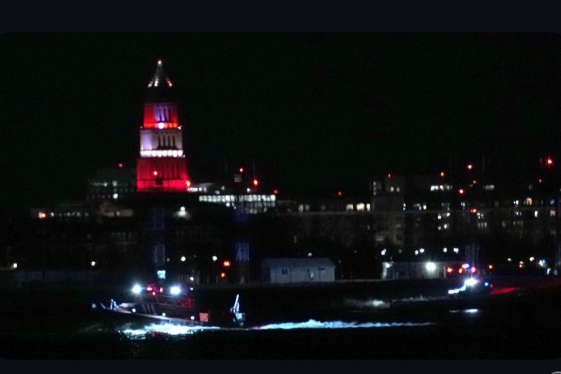 El departamento de Policía de Washington DC lleva a cabo una operación de búsqueda y rescate en el río Potomac, en EE. UU. Foto: CNN en Español