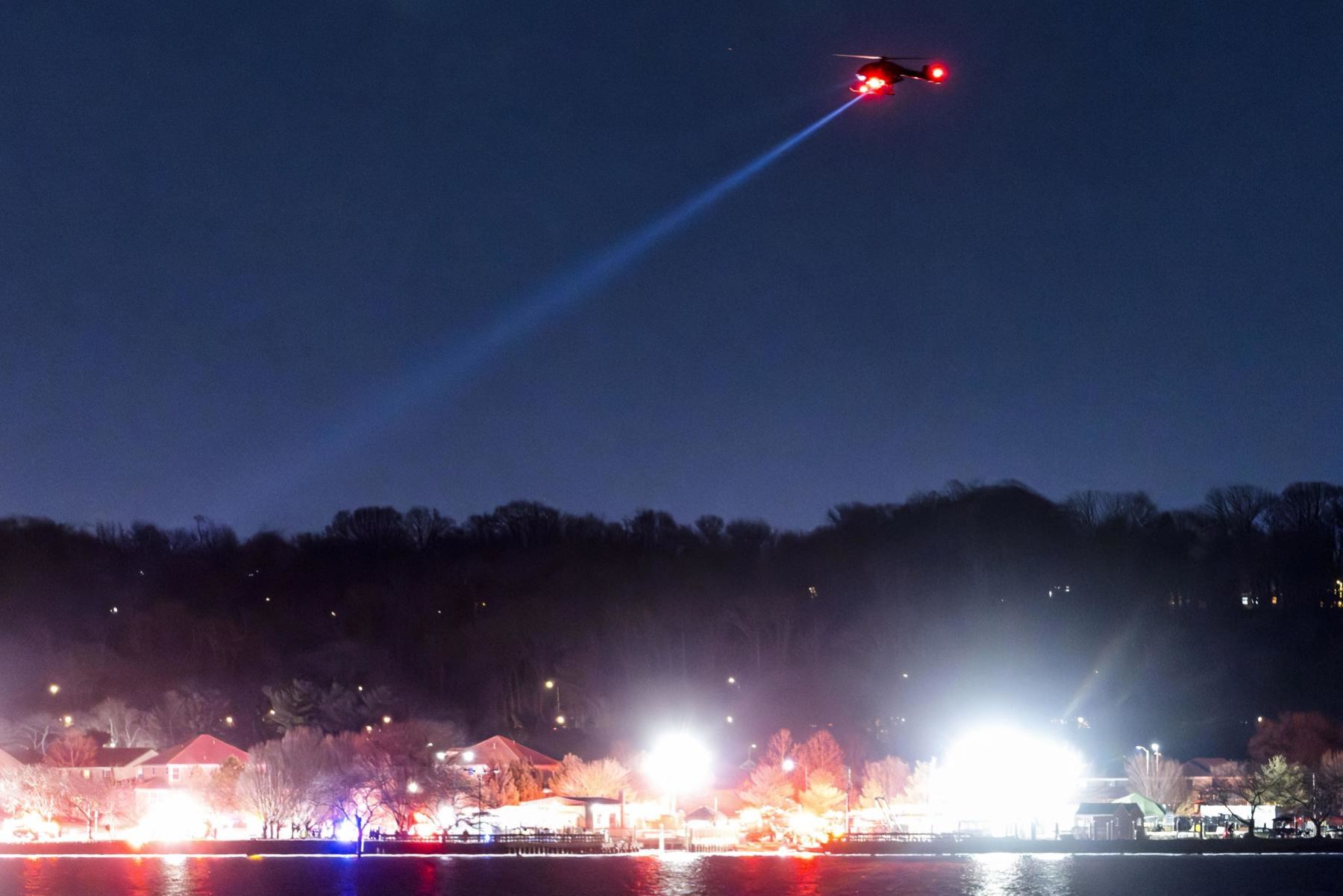 Los equipos de rescate buscan en el río Potomac después de que un avión comercial supuestamente chocara con un helicóptero militar al acercarse al Aeropuerto Nacional Ronald Reagan en Washington, DC, EE.UU. Foto: EFE