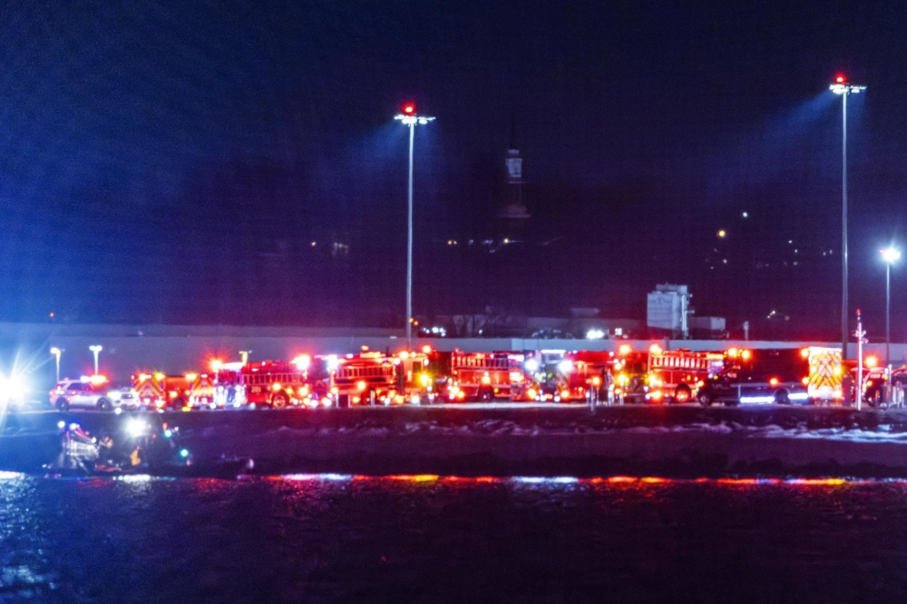 Los equipos de rescate buscan en el río Potomac después de que un avión comercial supuestamente chocara con un helicóptero militar al acercarse al Aeropuerto Nacional Ronald Reagan en Washington, DC, EE.UU. Foto: EFE