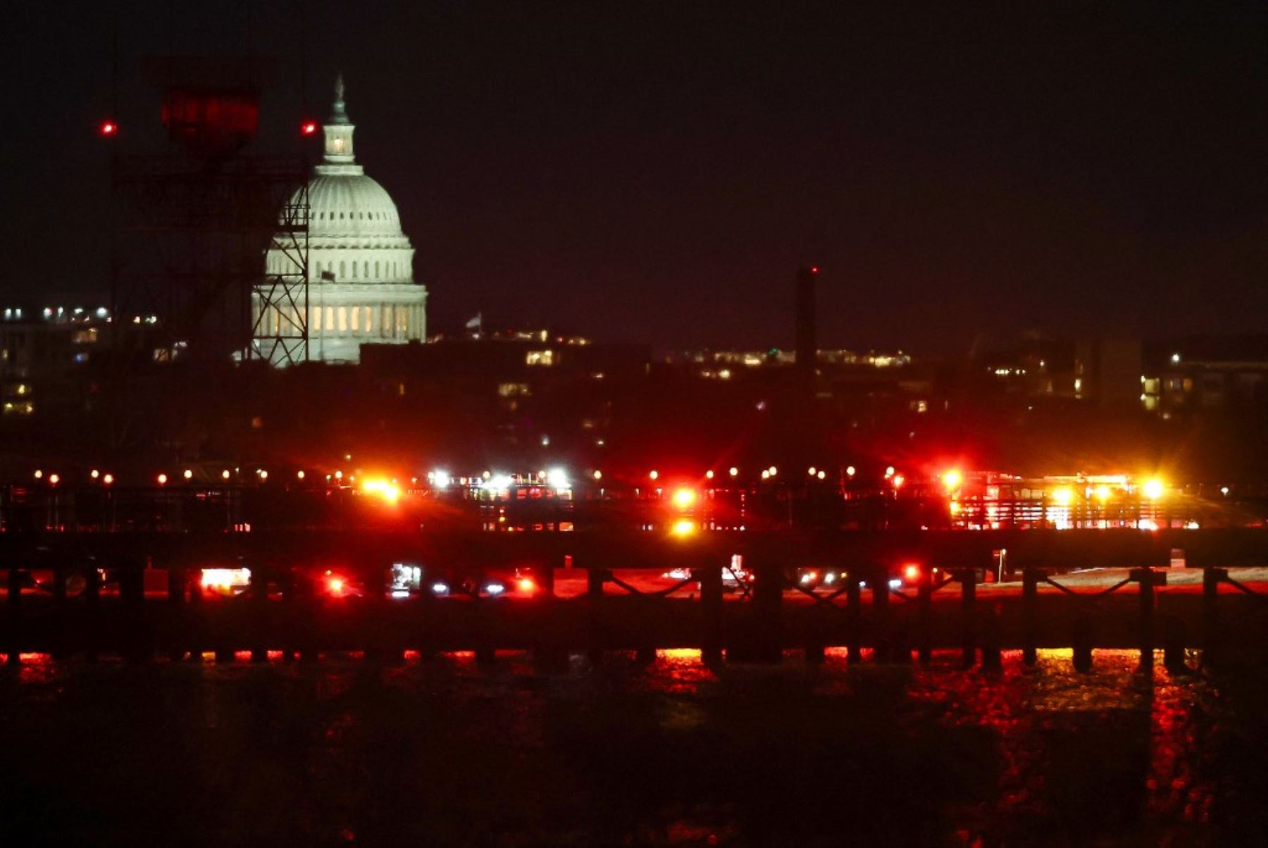 Un avión de pasajeros cayó el miércoles al río Potomac en Washington tras chocar en el aire con un helicóptero militar, anunciaron las autoridades estadounidenses.

Foto: AFP