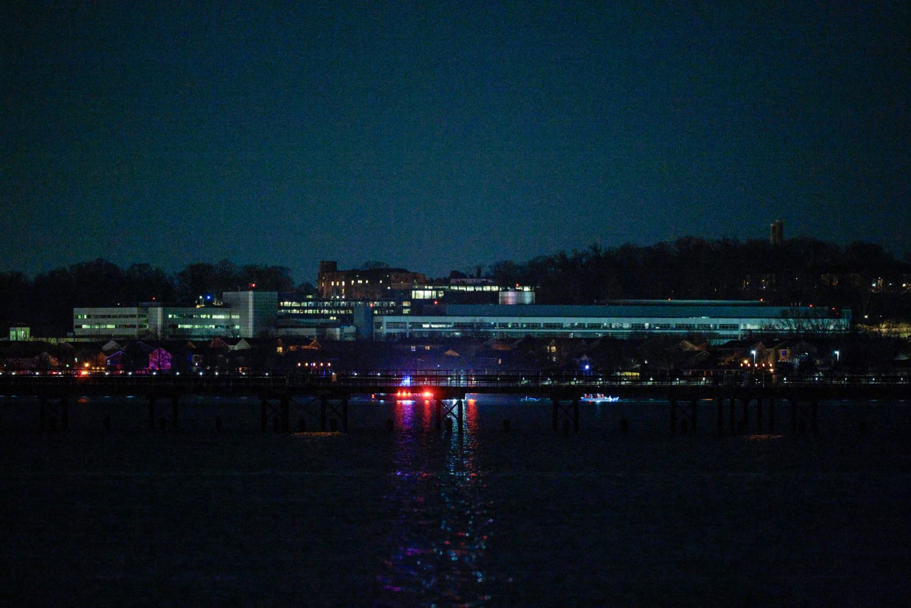 Un avión de pasajeros cayó el miércoles al río Potomac en Washington tras chocar en el aire con un helicóptero militar, anunciaron las autoridades estadounidenses.

Foto: AFP