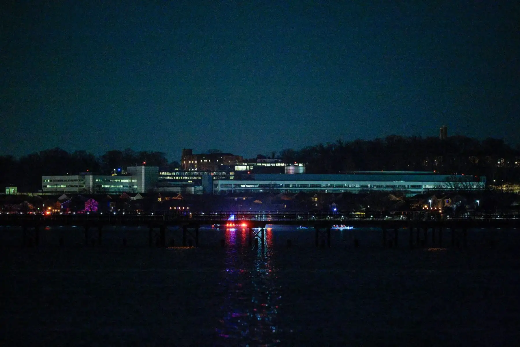 Un avión de pasajeros cayó el miércoles al río Potomac en Washington tras chocar en el aire con un helicóptero militar, anunciaron las autoridades estadounidenses.

Foto: AFP