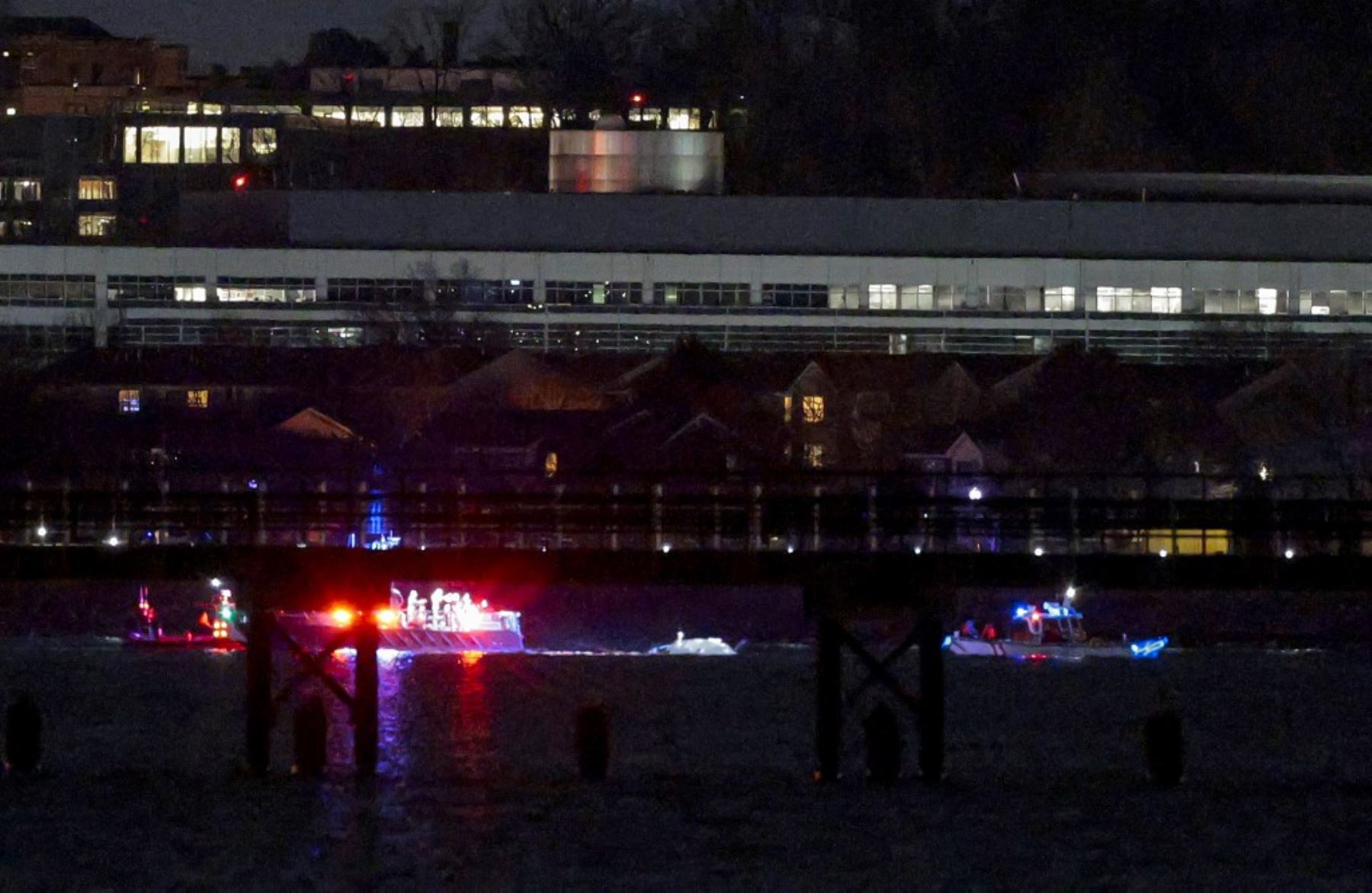 Un avión de pasajeros cayó el miércoles al río Potomac en Washington tras chocar en el aire con un helicóptero militar, anunciaron las autoridades estadounidenses.

Foto: AFP