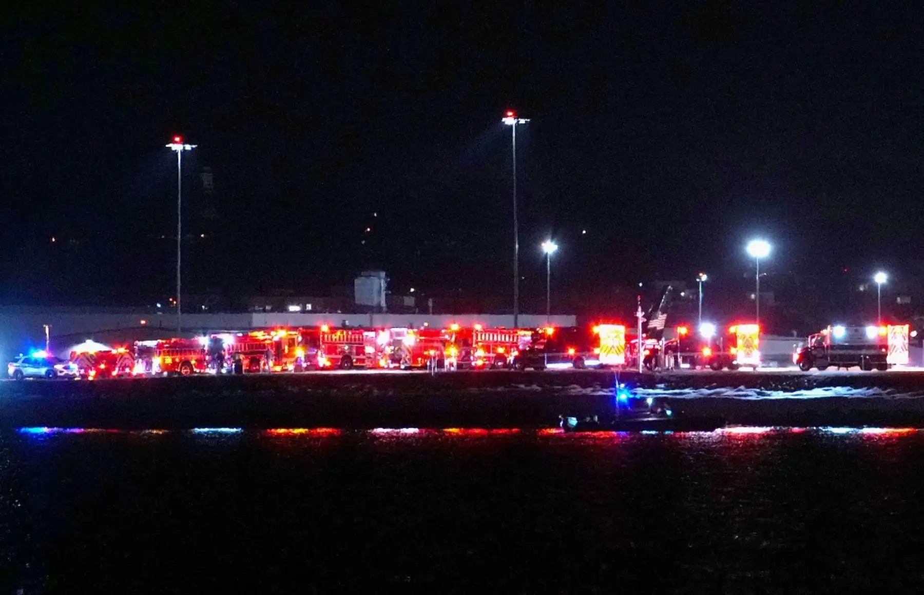 Se trata de un vuelo regional de la compañía PSA Airlines, que colisionó con un helicóptero sobre Washington cuando debía aterrizar en el aeropuerto nacional Ronald Reagan hacia las 21H00 (02H00 GMT). 
Foto: AFP