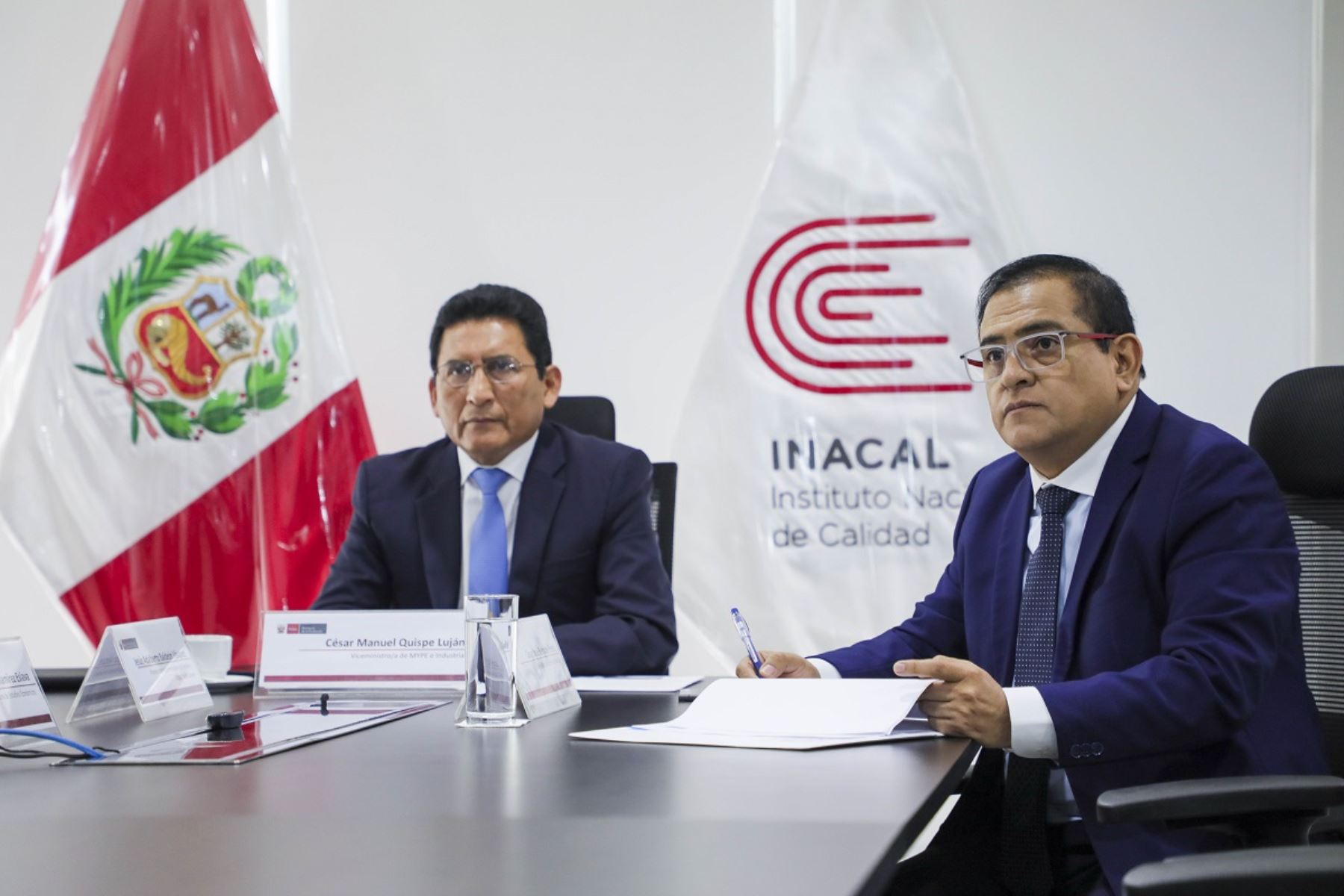 El viceministro de Mype e Industria de Produce y presidente del Conacal, César Quispe Luján; y el presidente ejecutivo de Inacal, César Bernabé Pereza. Foto: Cortesía.