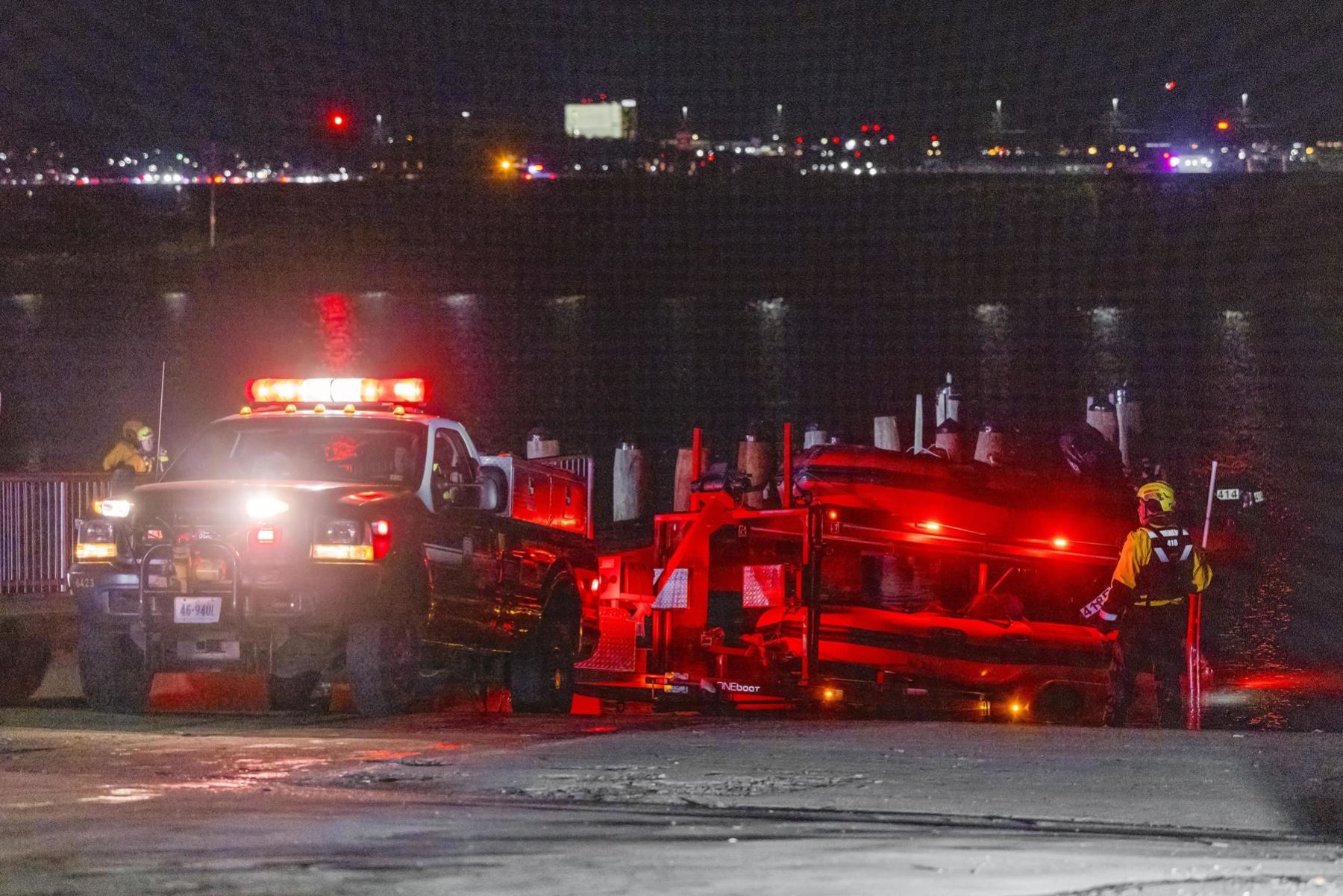 Los equipos de rescate se preparan para ayudar a buscar en el río Potomac después de que, según se informa, un avión comercial chocó con un helicóptero militar al acercarse al Aeropuerto Nacional Ronald Reagan en Washington, DC, EE.UU. Foto: AFP