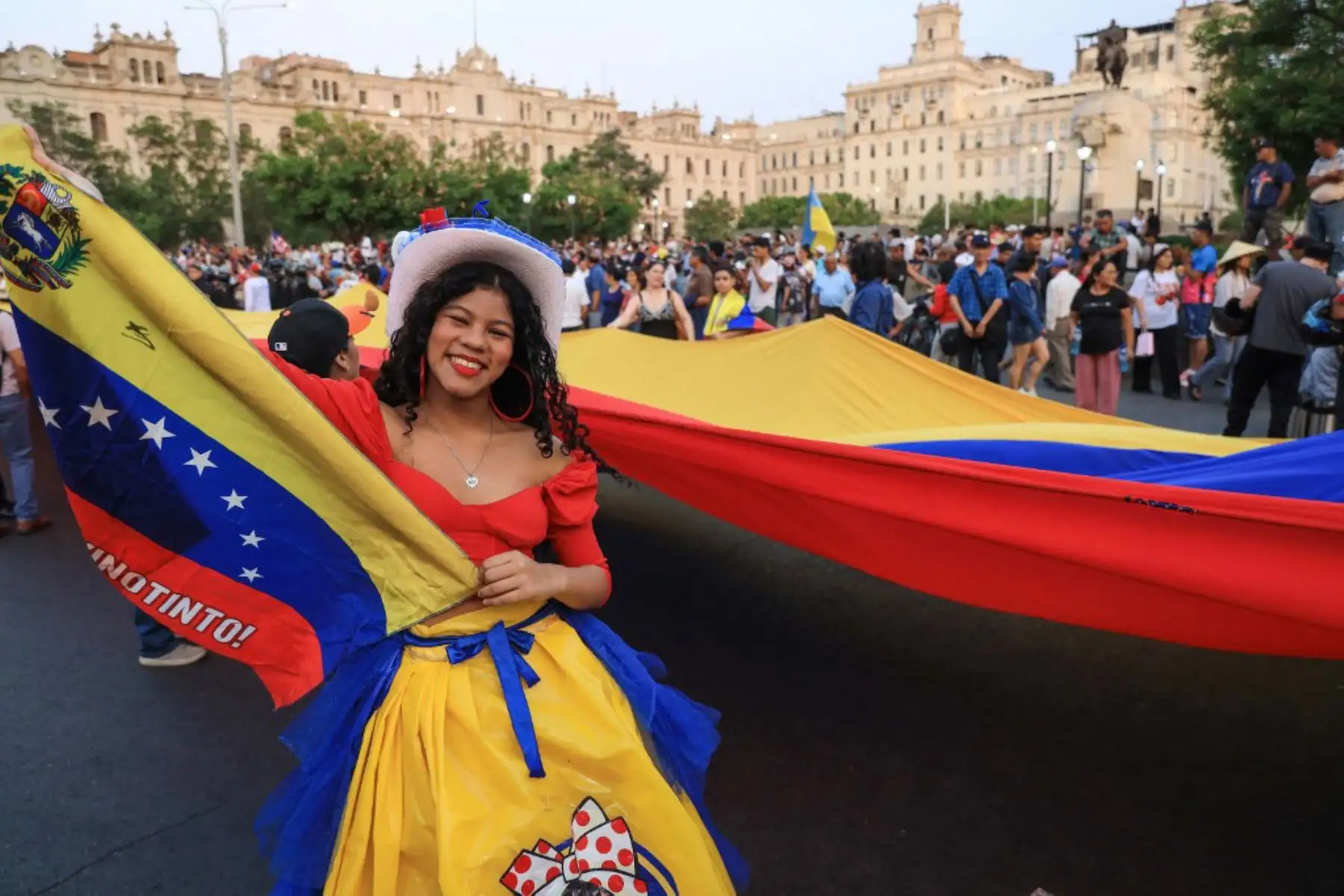 Ciudadanos venezolanos sostienen banderas venezolanas mientras participan en una manifestación a favor del presidente electo de Venezuela,  Edmundo González Urrutia. Foto: AFP