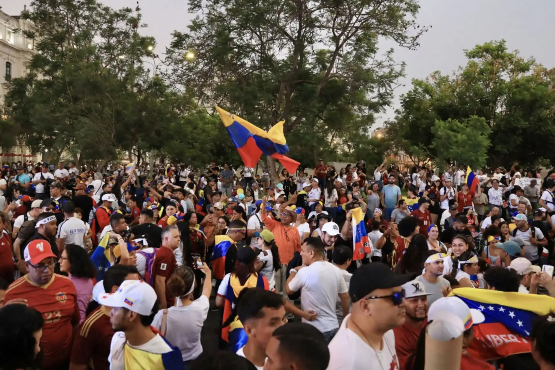 Ciudadanos venezolanos sostienen banderas venezolanas mientras participan en una manifestación a favor del presidente electo de Venezuela,  Edmundo González Urrutia. Foto: AFP