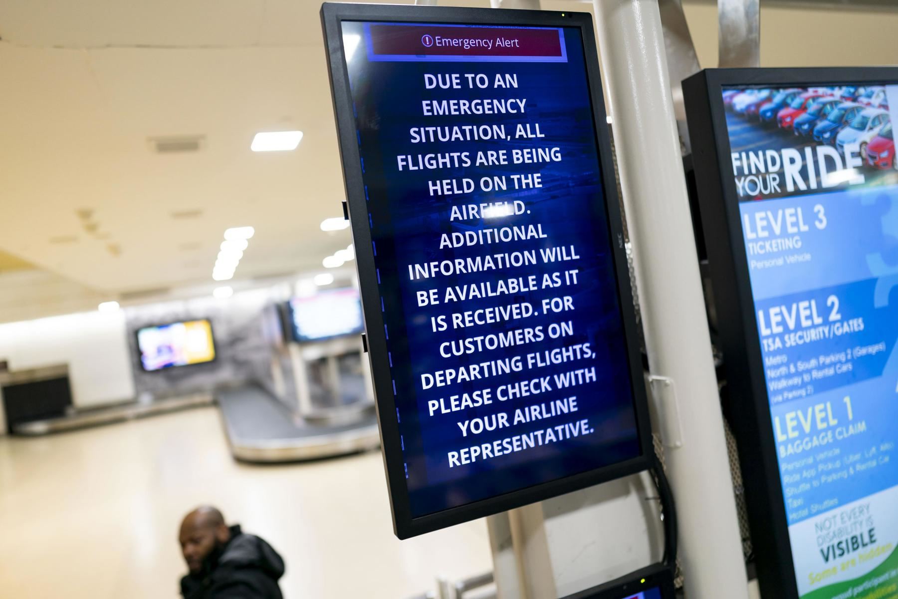 Una pantalla muestra información tras una colisión entre un avión comercial y un helicóptero militar en el Aeropuerto Nacional Ronald Reagan de Arlington, Virginia, EE.UU., el 29 de enero de 2025. Foto: EFE