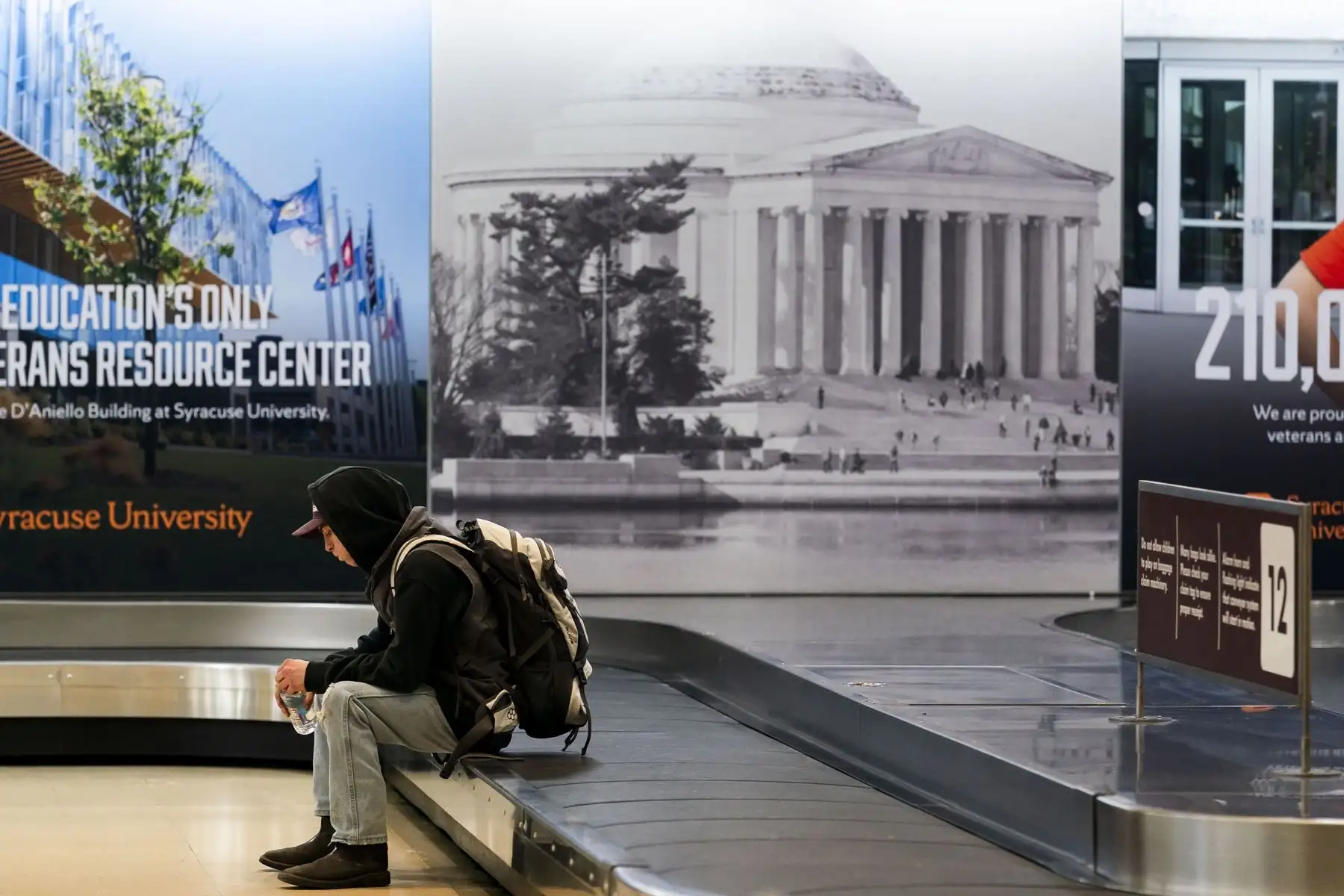 Pasajeros esperan después de que el Aeropuerto Nacional Ronald Reagan fuera cerrado tras una colisión entre un avión comercial y un helicóptero militar en el Aeropuerto Nacional Regan en Arlington, Virginia, EE.UU. Foto: EFE