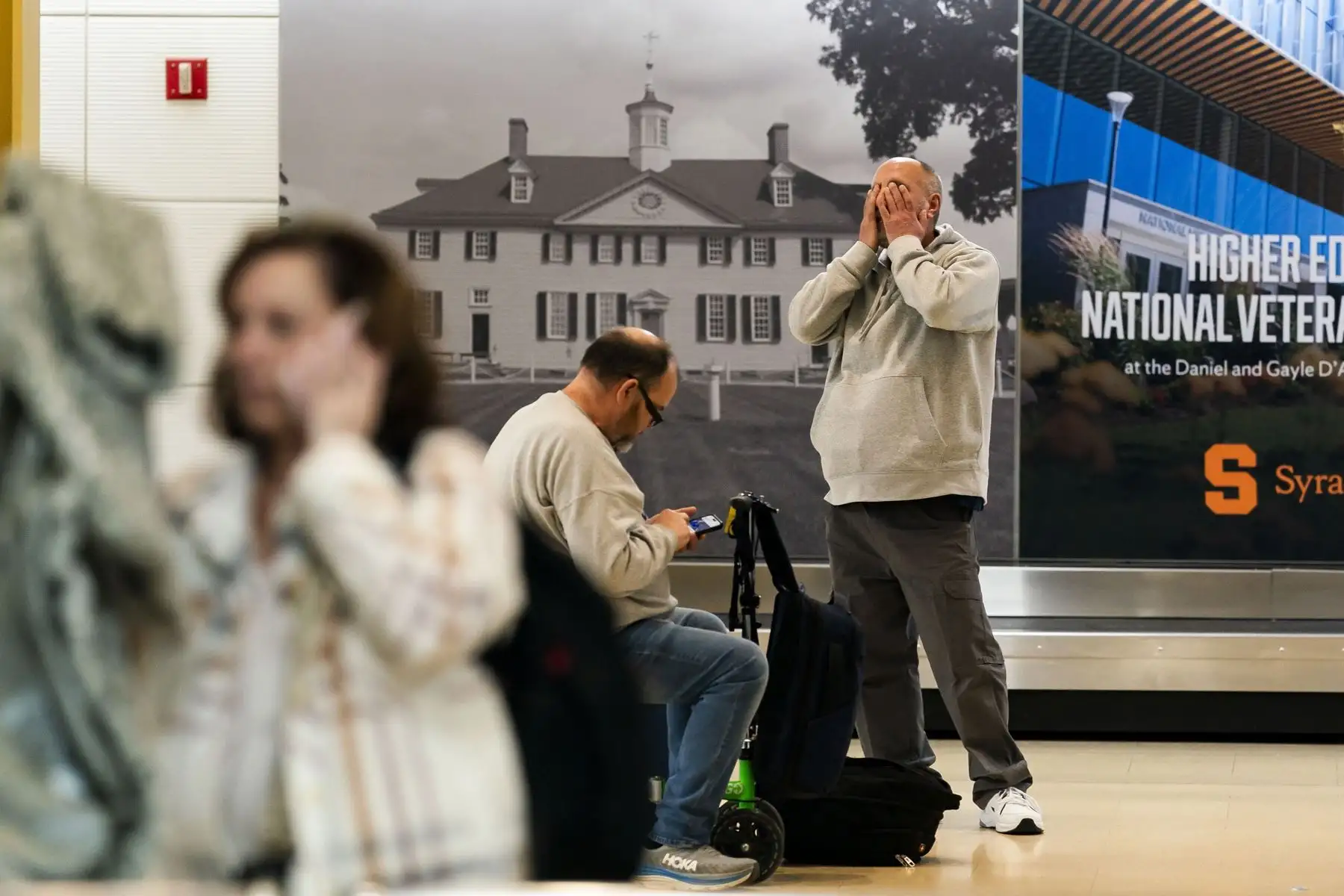 Pasajeros esperan después de que el Aeropuerto Nacional Ronald Reagan fuera cerrado tras una colisión entre un avión comercial y un helicóptero militar en el Aeropuerto Nacional Regan en Arlington, Virginia, EE.UU. Foto: EFE