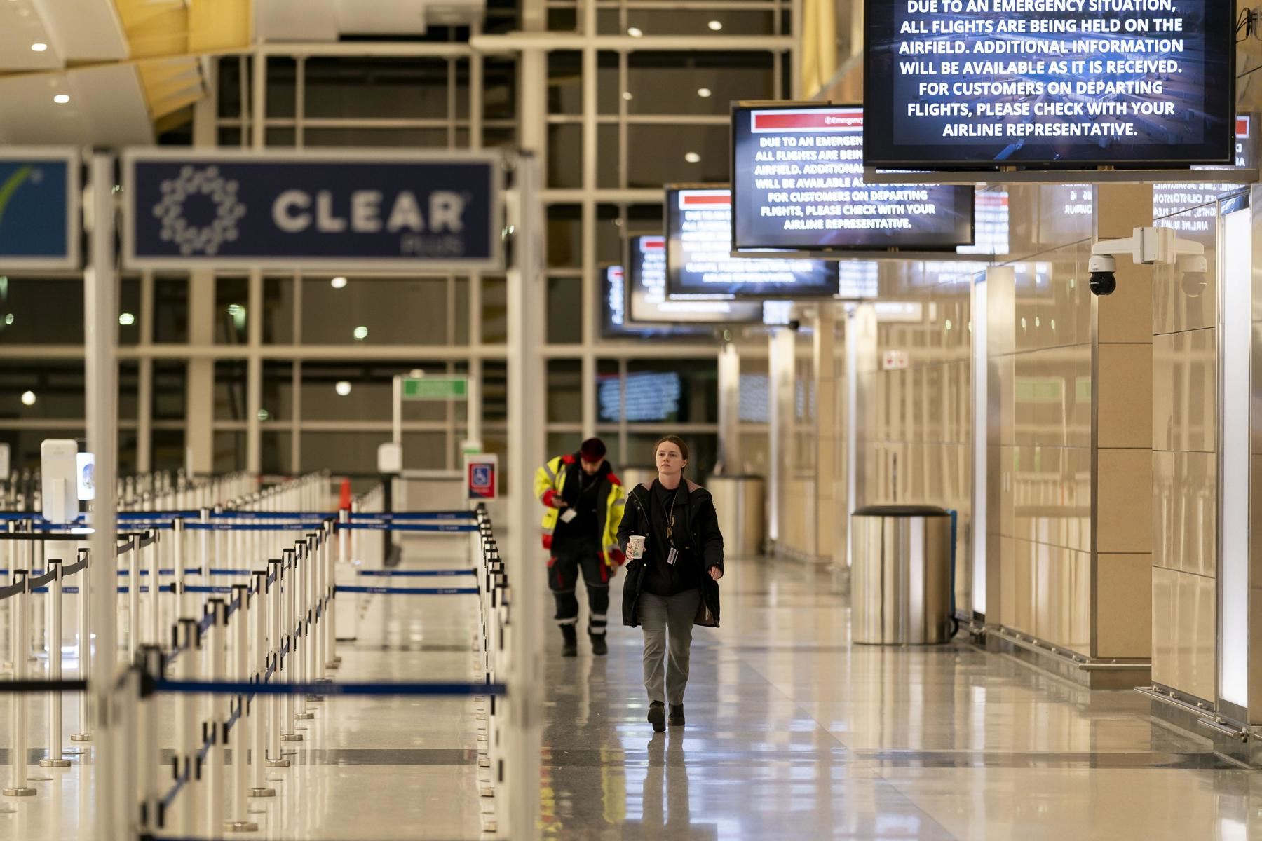 Pasajeros esperan después de que el Aeropuerto Nacional Ronald Reagan fuera cerrado tras una colisión entre un avión comercial y un helicóptero militar en el Aeropuerto Nacional Regan en Arlington, Virginia, EE.UU. Foto: EFE