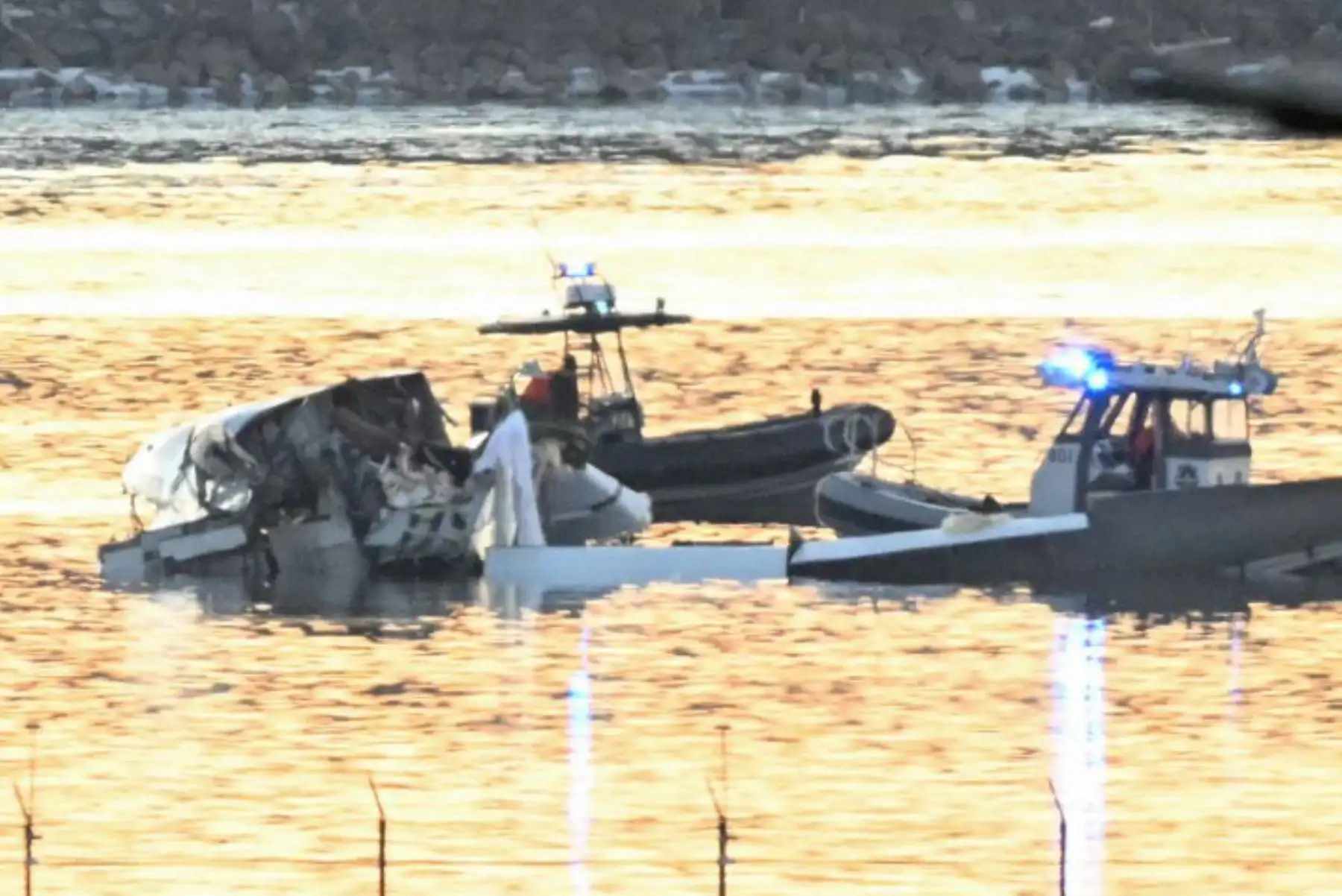 Parte de los restos del naufragio se ve mientras los barcos de rescate buscan en las aguas del río Potomac después de que un avión que se acercaba al Aeropuerto Nacional Reagan se estrelló en el río en las afueras de Washington, DC. Foto: AFP
