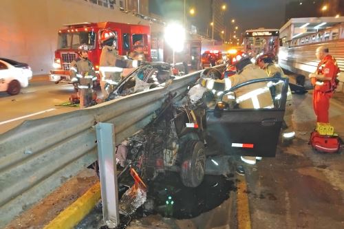 Accidente en la Vía Expresa a la altura del puente 28 de julio en Miraflores. Foto: Cortesía