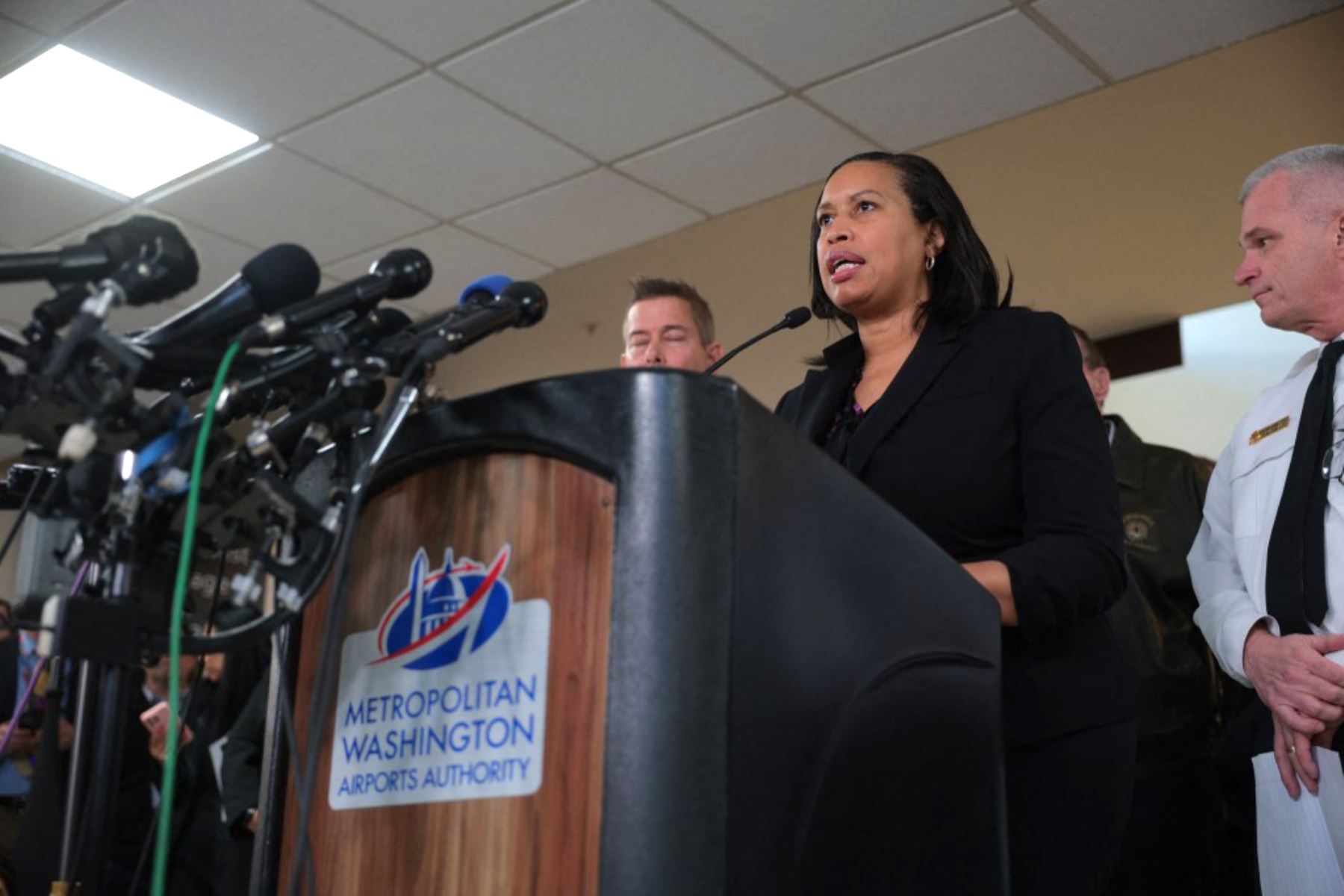 La alcaldesa de Washington, DC, Muriel Bowser, habla durante una conferencia de prensa mientras las unidades de respuesta de emergencia continúan buscando el lugar del accidente del avión de American Airlines en el río Potomac el 30 de enero de 2025 en Arlington, Virginia. Foto: AFP