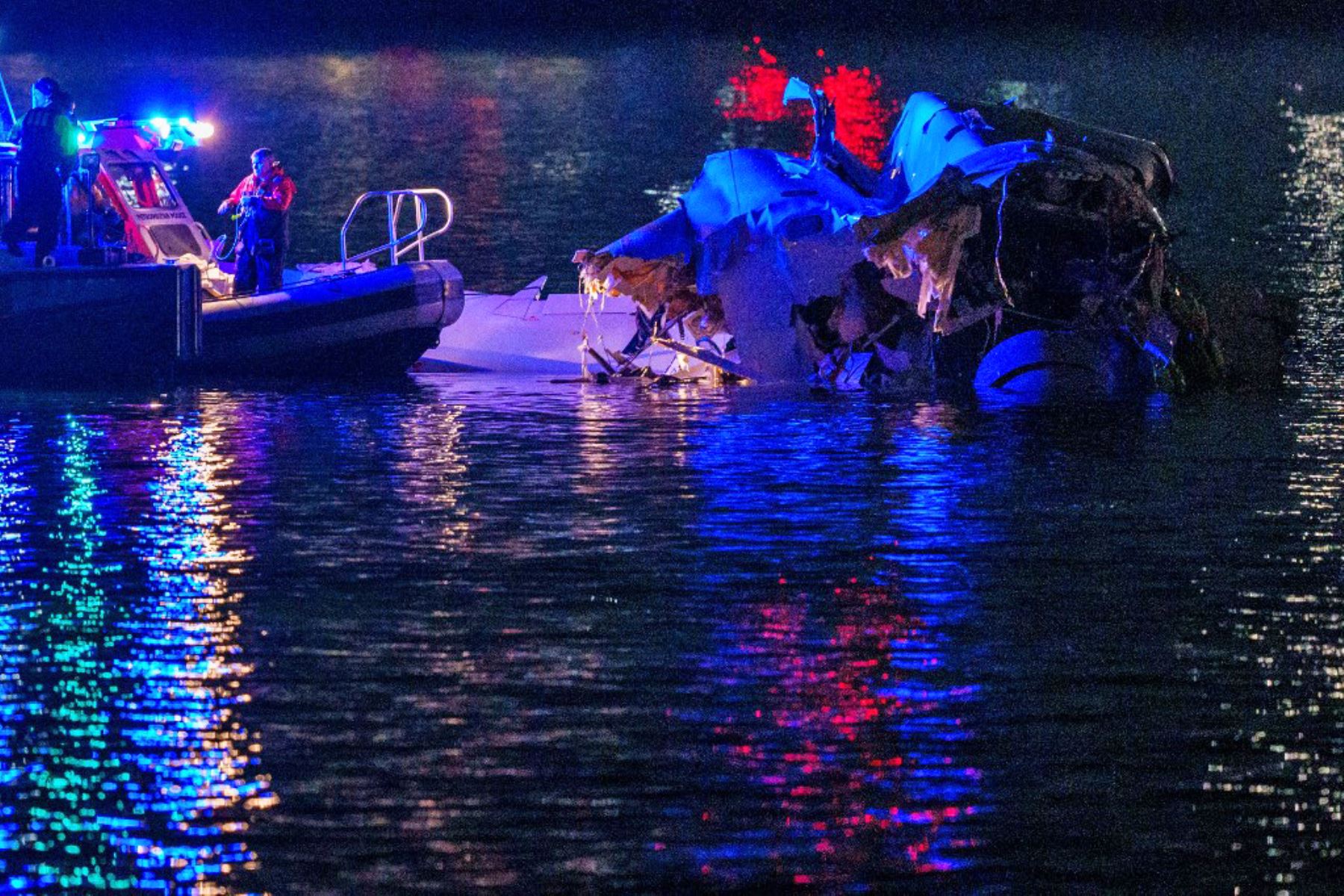 Bomberos y la policía, evalúan los restos de un avión en el río Potomac cerca del aeropuerto Ronald Reagan de Washington. Foto: AFP