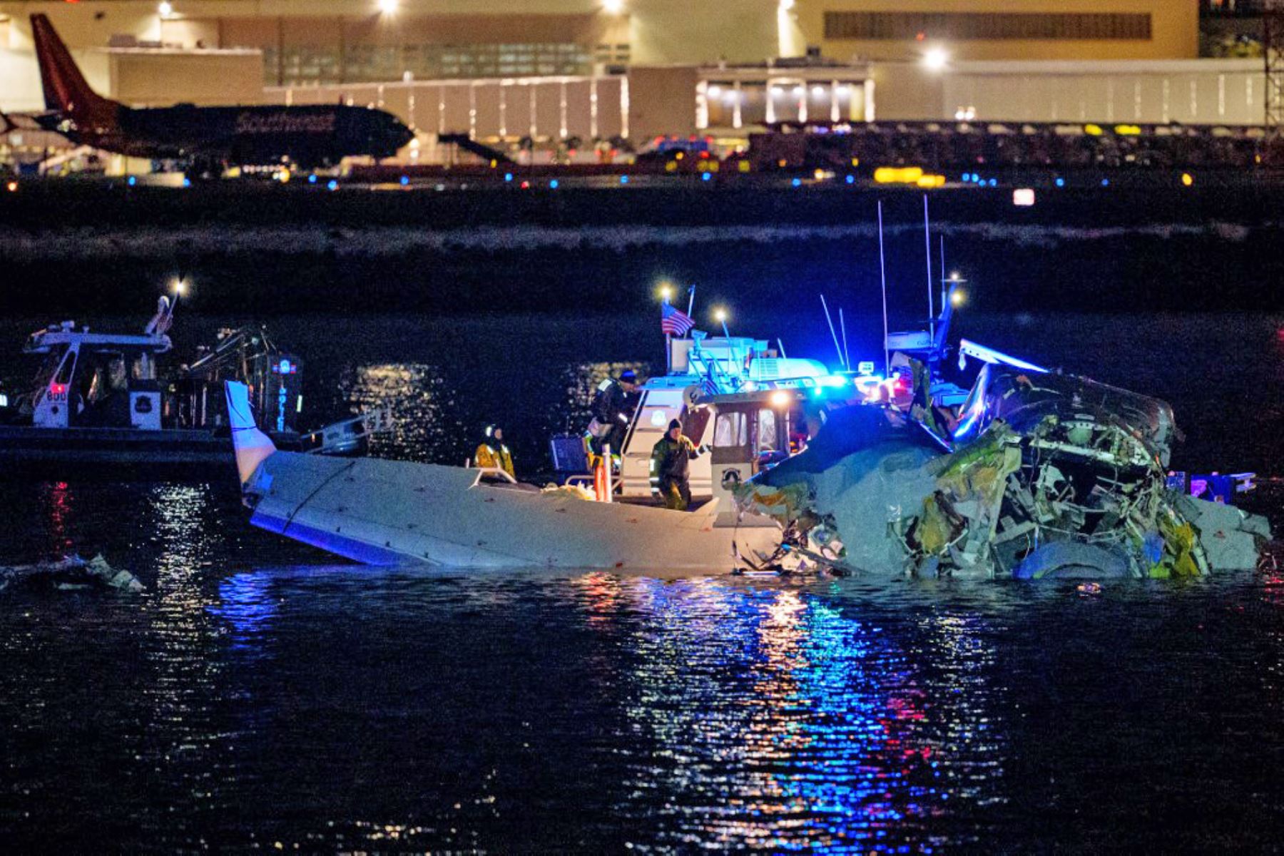 Bomberos y la policía, evalúan los restos de un avión en el río Potomac cerca del aeropuerto Ronald Reagan de Washington. Foto: AFP