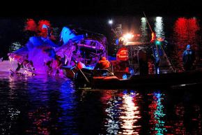 Bomberos y policías evalúan los restos de avión siniestrado en el río Potomac cerca del aeropuerto de Washington. Foto: AFP