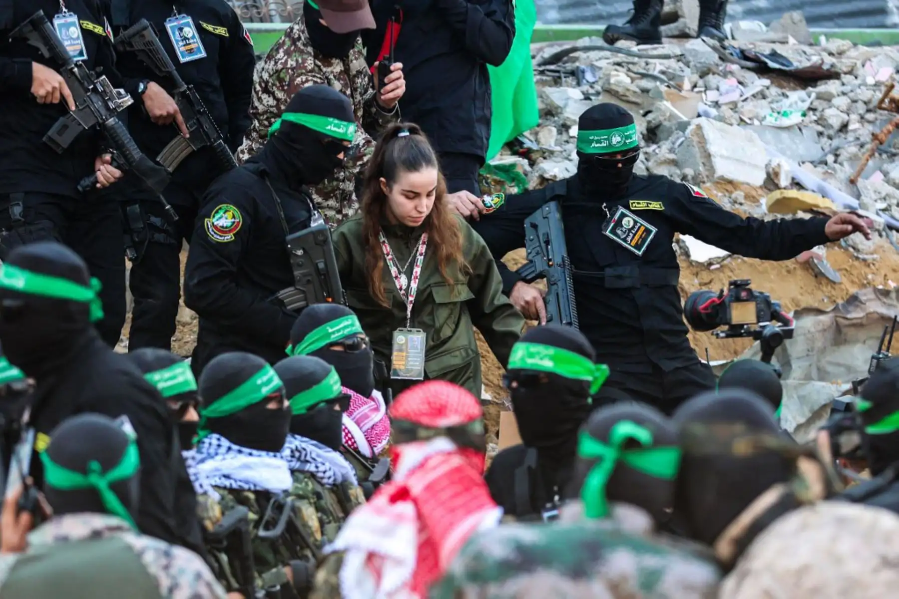 Militantes de Hamas escoltan a la rehén israelí Agam Berger en un escenario antes de entregarla a un equipo de la Cruz Roja en Jabalia el 30 de enero de 2025, como parte de su tercer intercambio de rehenes-prisioneros. Foto: AFP
