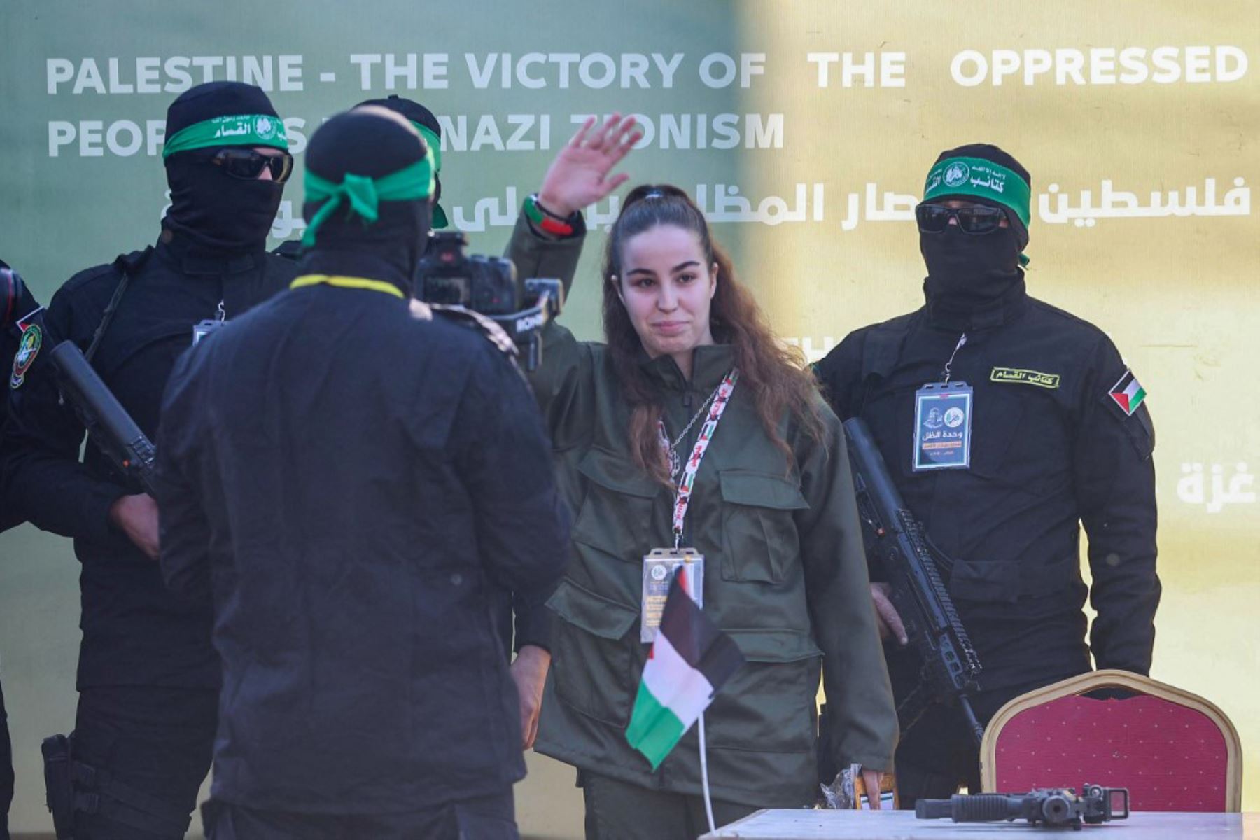 Militantes de Hamas escoltan a la rehén israelí Agam Berger en un escenario antes de entregarla a un equipo de la Cruz Roja en Jabalia el 30 de enero de 2025, como parte de su tercer intercambio de rehenes-prisioneros. Foto: AFP