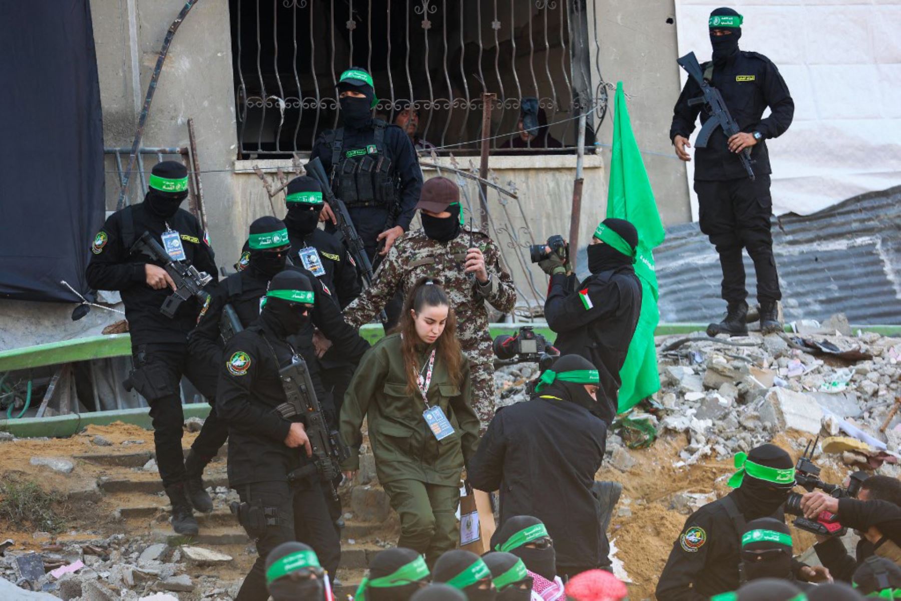 Militantes de Hamas escoltan a la rehén israelí Agam Berger en un escenario antes de entregarla a un equipo de la Cruz Roja en Jabalia el 30 de enero de 2025, como parte de su tercer intercambio de rehenes-prisioneros. Foto: AFP