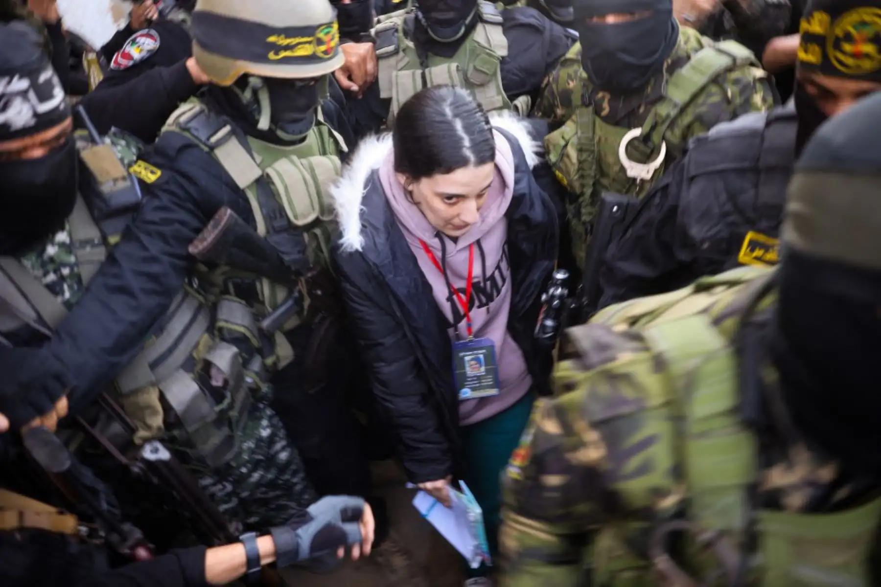El grupo militante palestino Jihad Islámica de Hamas escoltan a la rehén israelí Arbel Yehud para entregarla a un equipo de la Cruz Roja en Khan Yunis el 30 de enero de 2025, como parte de su tercer intercambio de rehenes-prisioneros. Foto: AFP